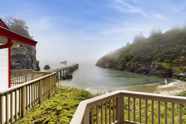 Cozy home with hot tub, incredible ocean views, WiFi & private deck