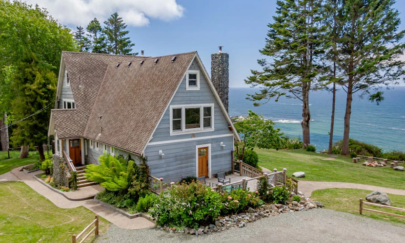 Epic view on ocean bluff, pickleball, park-like yard, fast WiFi, Craftsman home