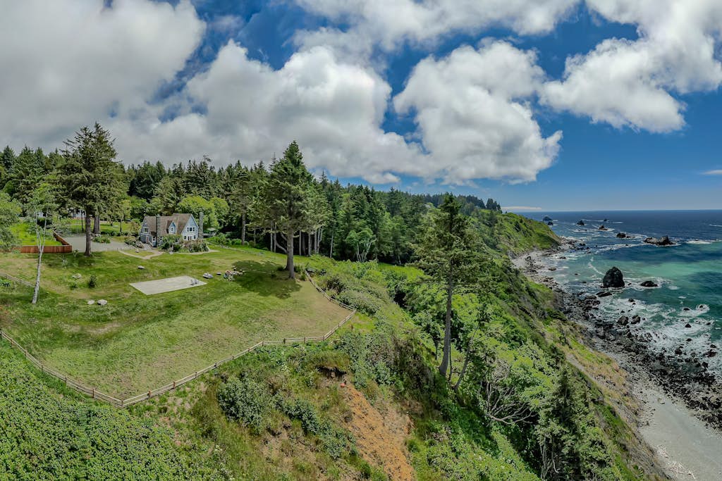 Epic view on ocean bluff, pickleball, park-like yard, fast WiFi, Craftsman home