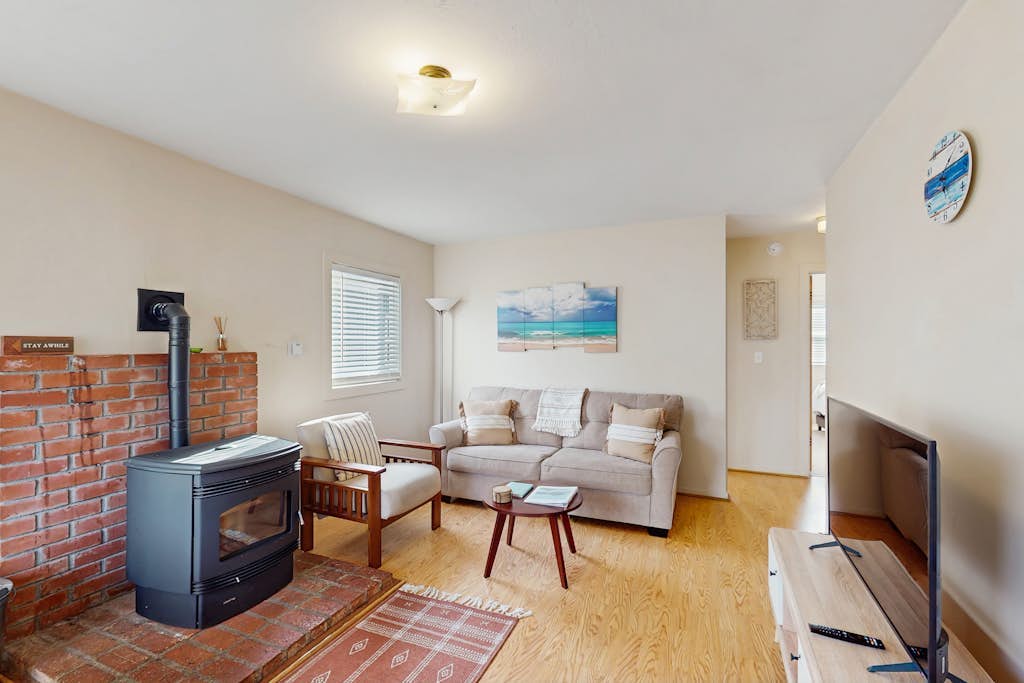 Perfectly located home with pellet stove - walk to Trinidad State Beach & Harbor