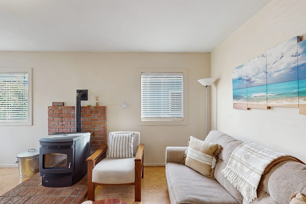 Perfectly located home with pellet stove - walk to Trinidad State Beach & Harbor