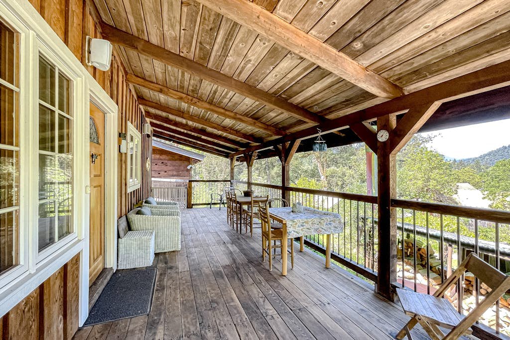 Wilderness retreat with board games & large porch - mountain views