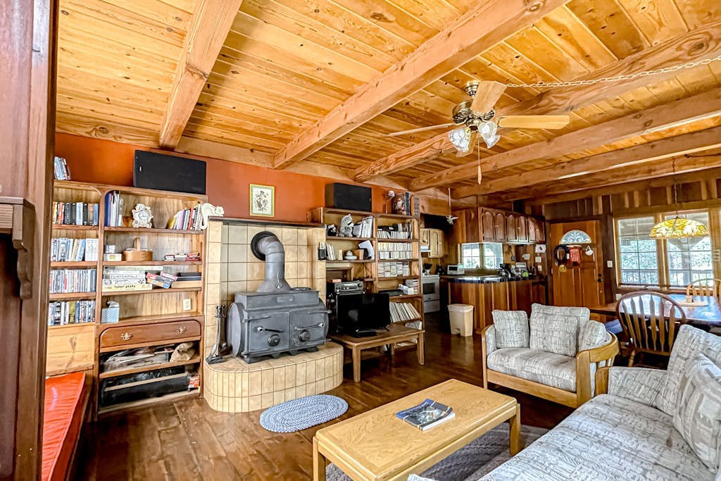 Wilderness retreat with board games & large porch - mountain views
