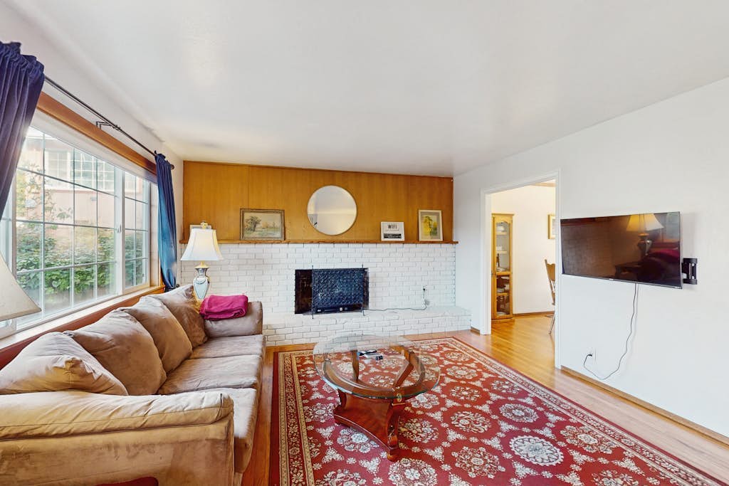 Colonial-style home w/fireplace, large yard, W/D - close to shopping & redwoods