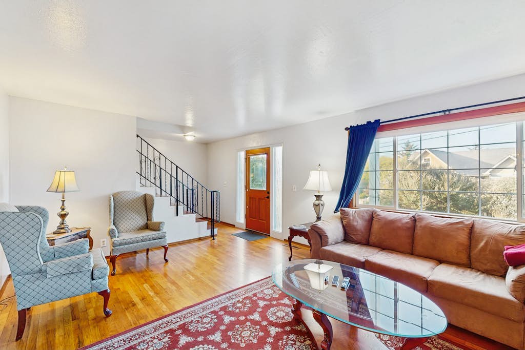 Colonial-style home w/fireplace, large yard, W/D - close to shopping & redwoods
