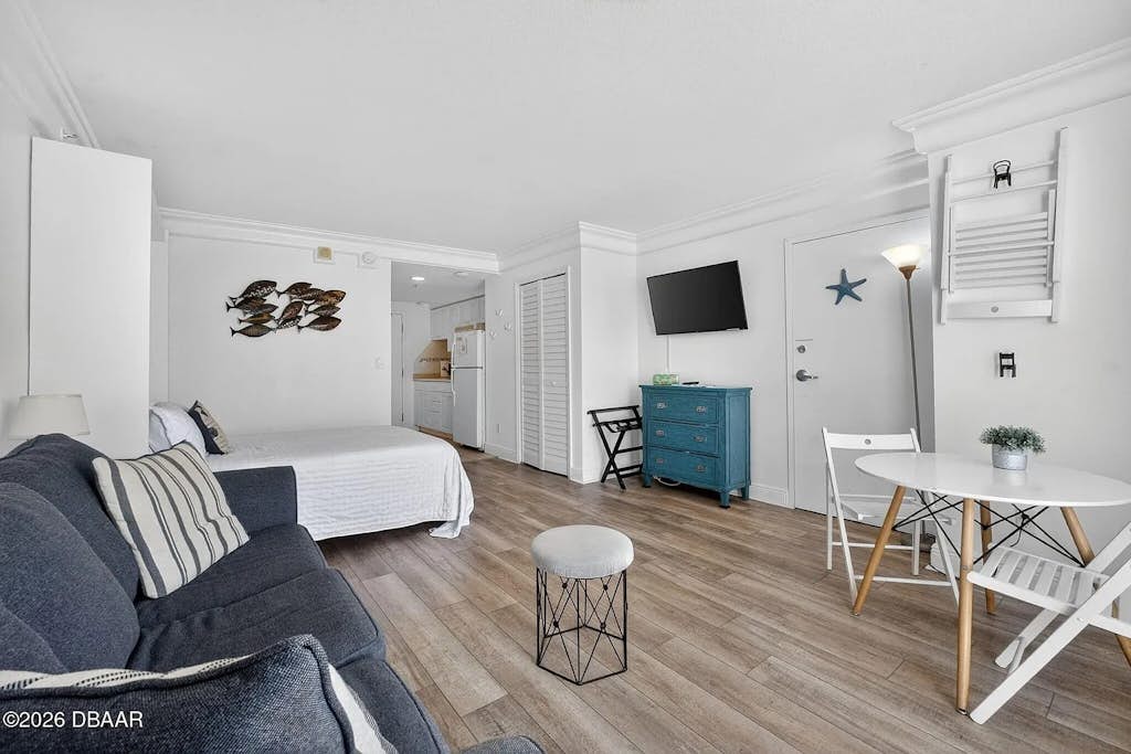 9th-Floor Oceanview Studio with Private Balcony & Beach Access