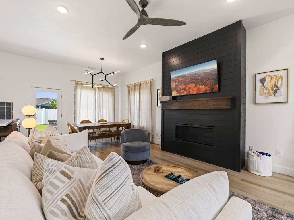 New! Family Retreat, 4Br 2.5BA, Sleeps 11, Hot Tub