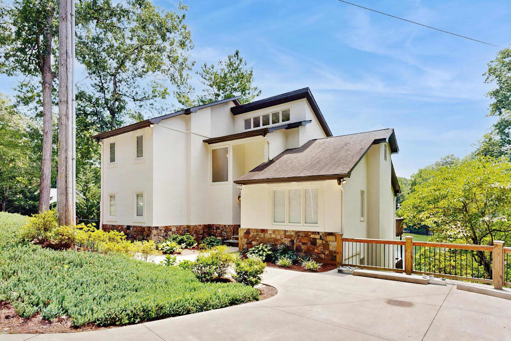 Lake Lure Lakefront House, Private Dock, Multiple Decks, Kayaks, Mountain Views, Gameroom