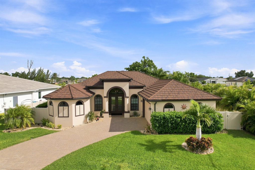 Relaxing Waterfront House in Cape Coral with Private Pool Patio and Canal Views
