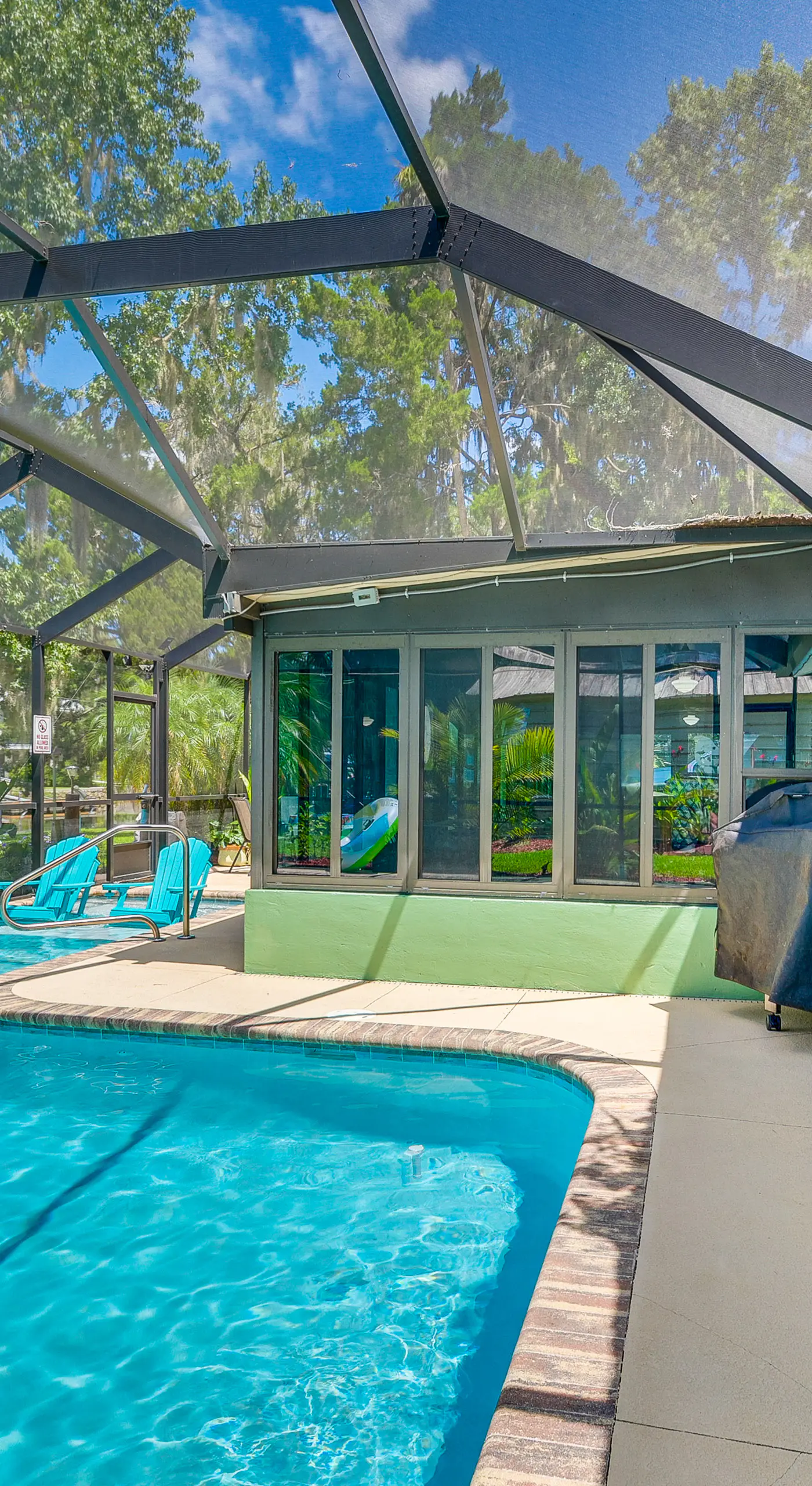 Canal-Front Outdoor Oasis: Home in Crystal Water