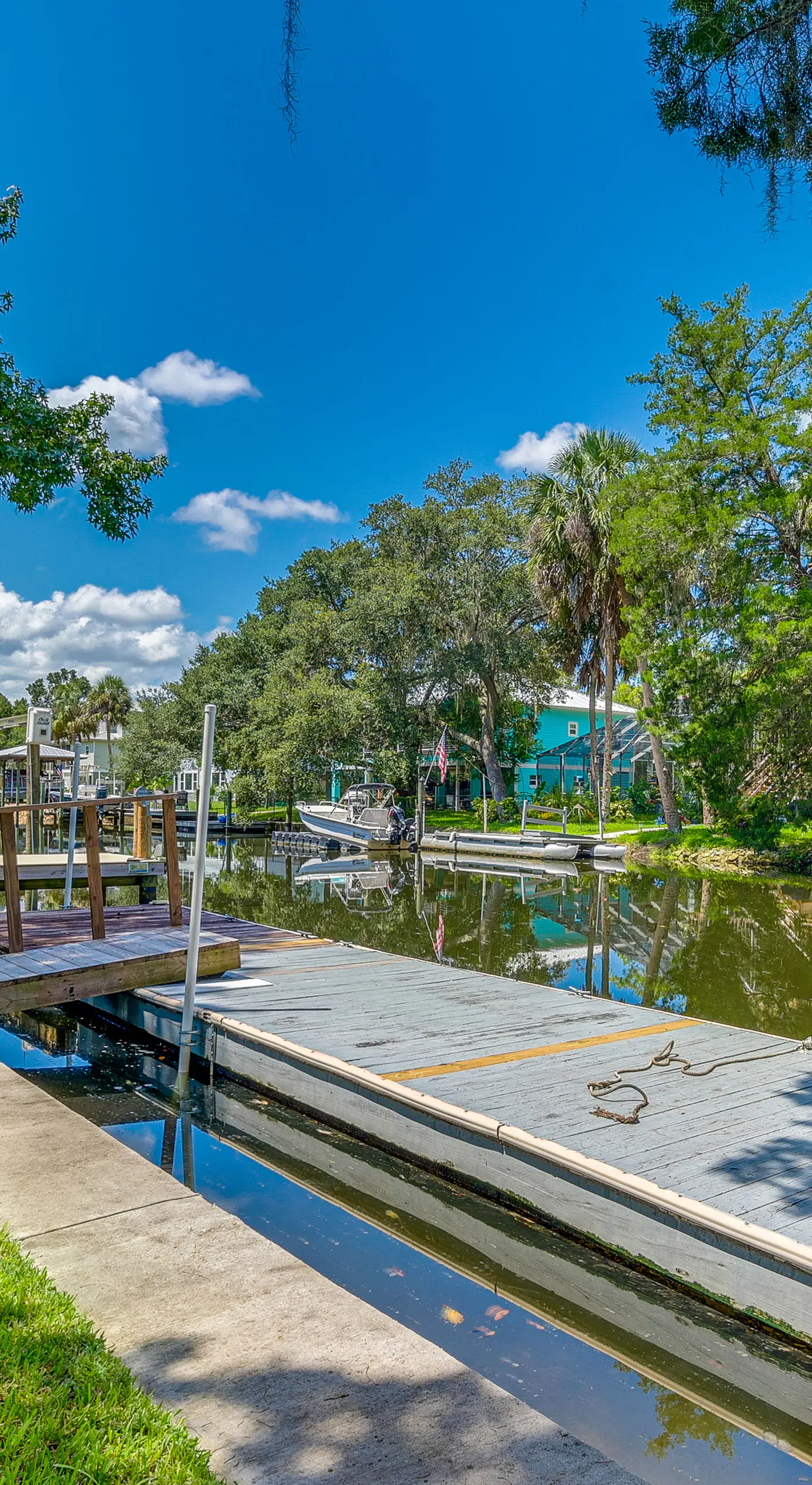 Canal-Front Outdoor Oasis: Home in Crystal Water