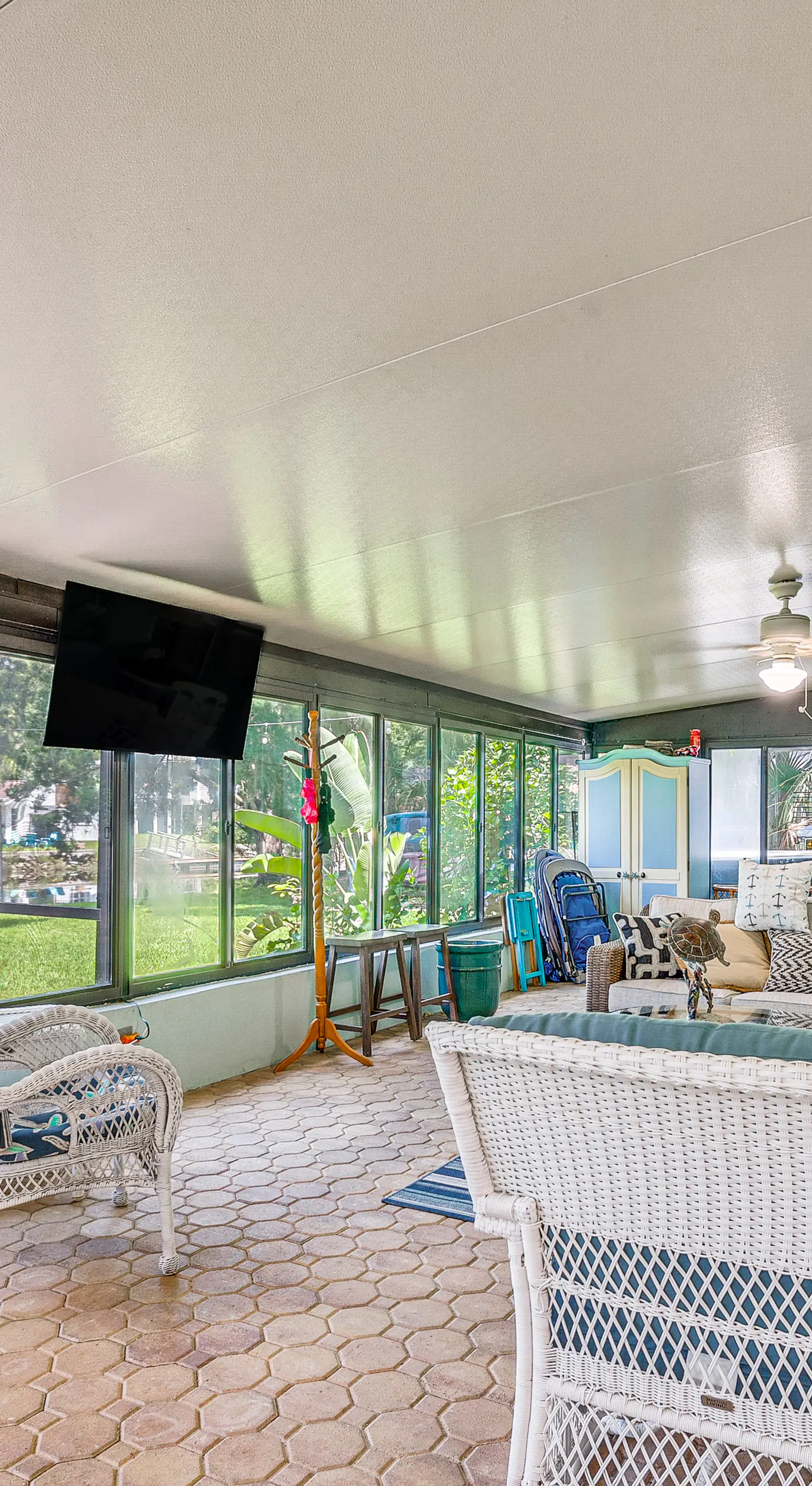 Canal-Front Outdoor Oasis: Home in Crystal Water