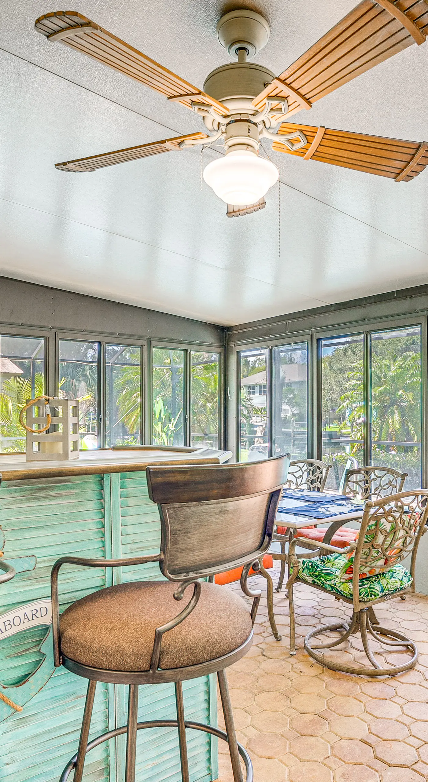 Canal-Front Outdoor Oasis: Home in Crystal Water