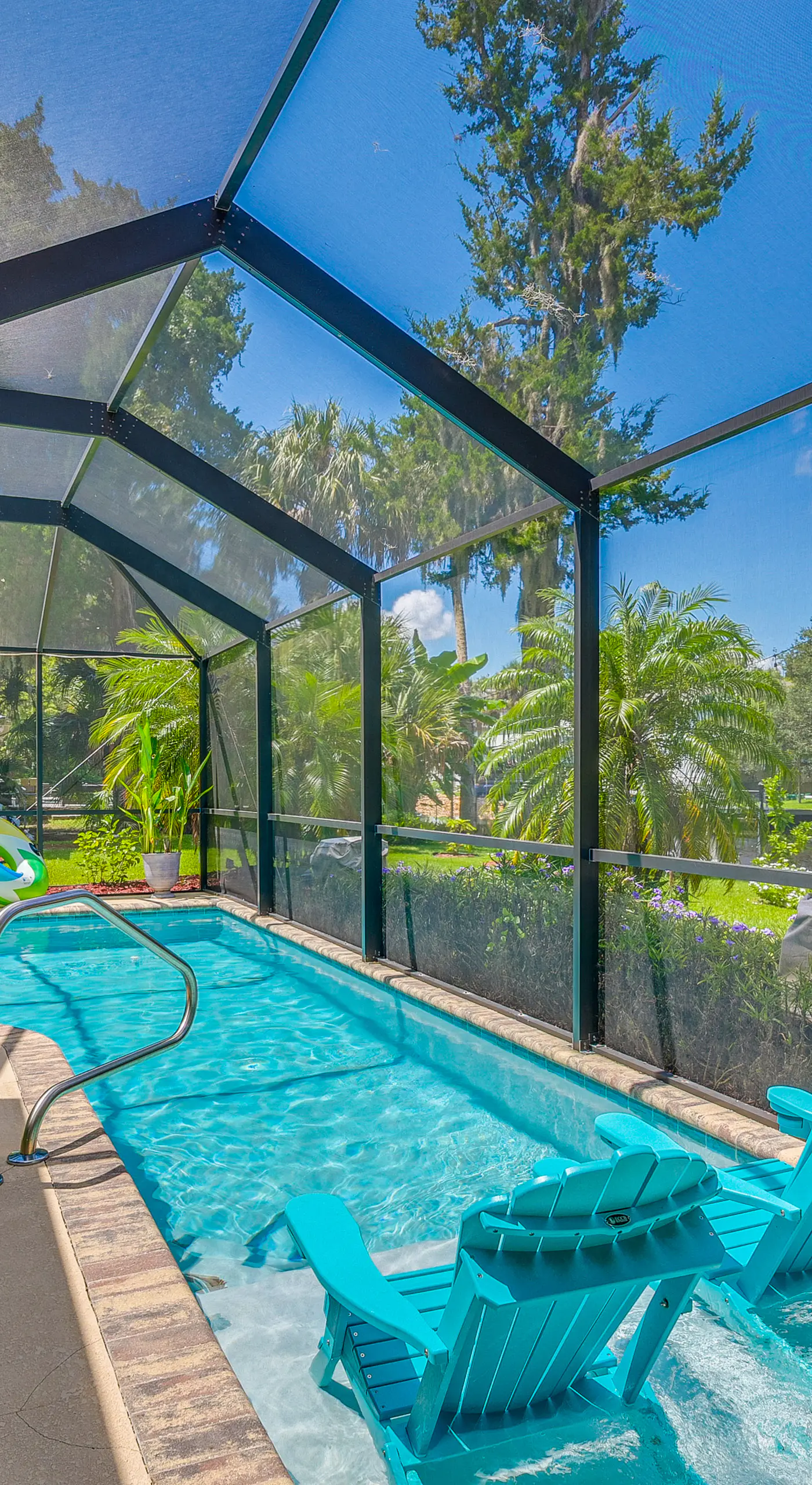 Canal-Front Outdoor Oasis: Home in Crystal Water