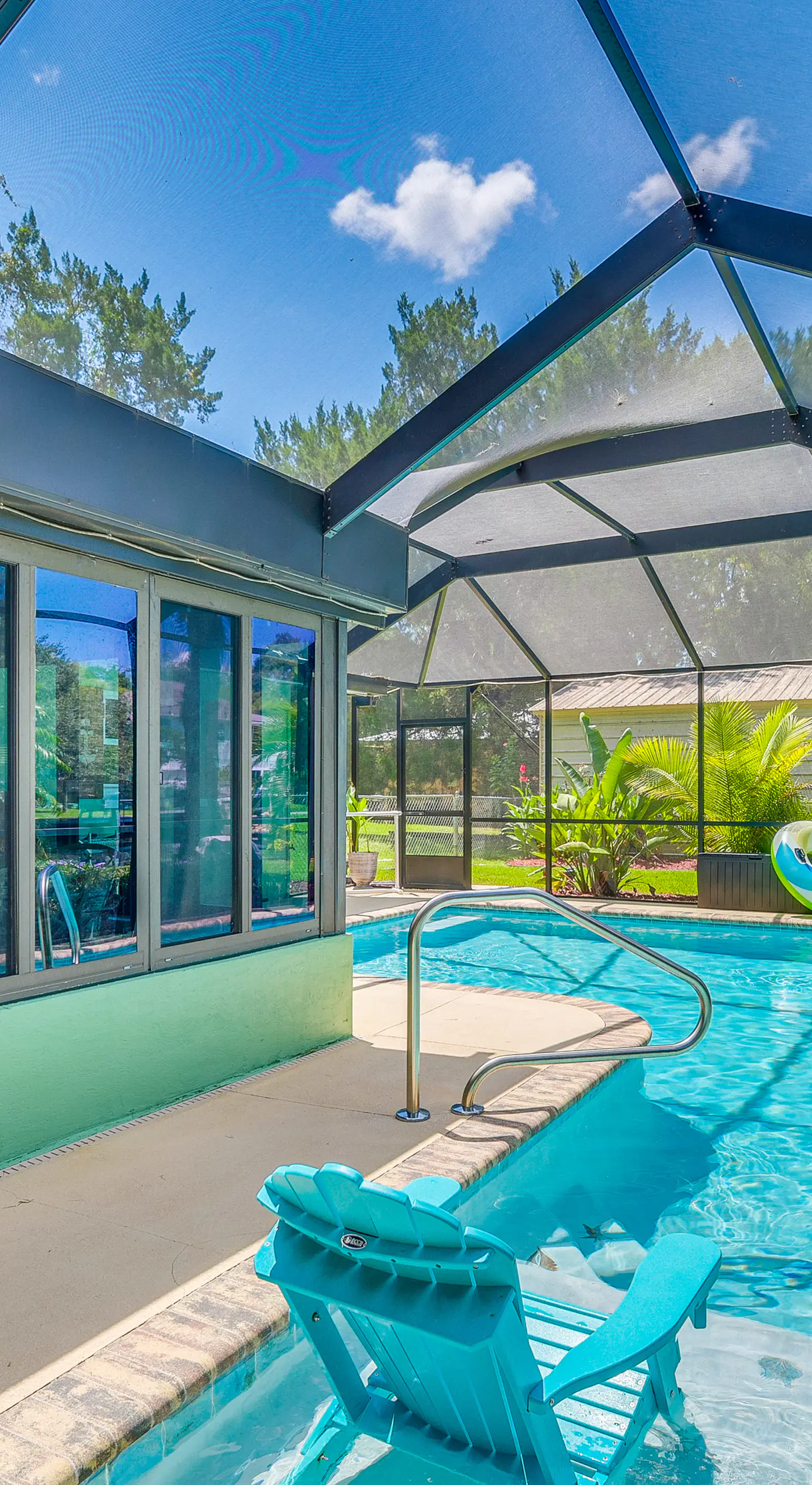 Canal-Front Outdoor Oasis: Home in Crystal Water