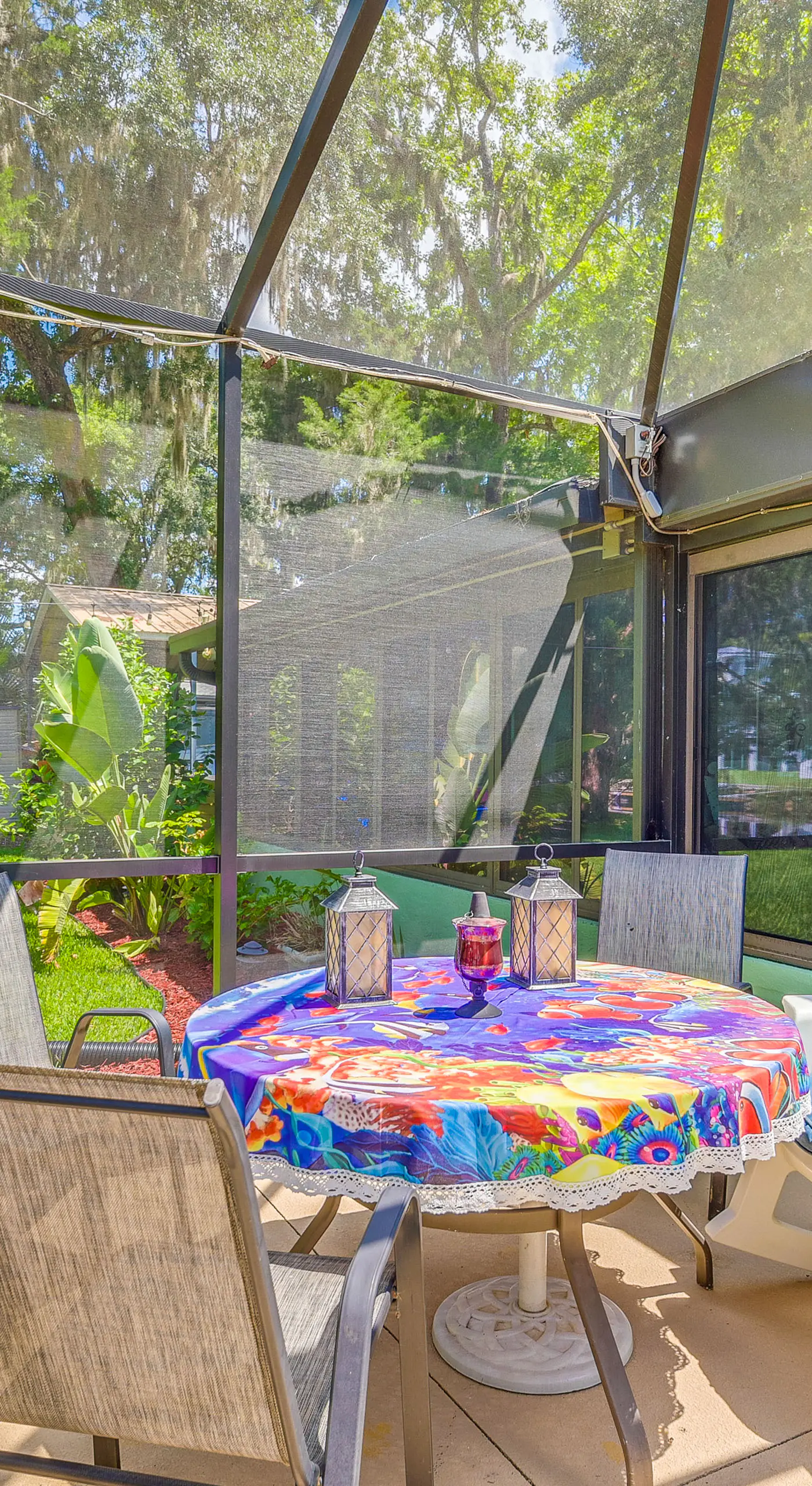Canal-Front Outdoor Oasis: Home in Crystal Water
