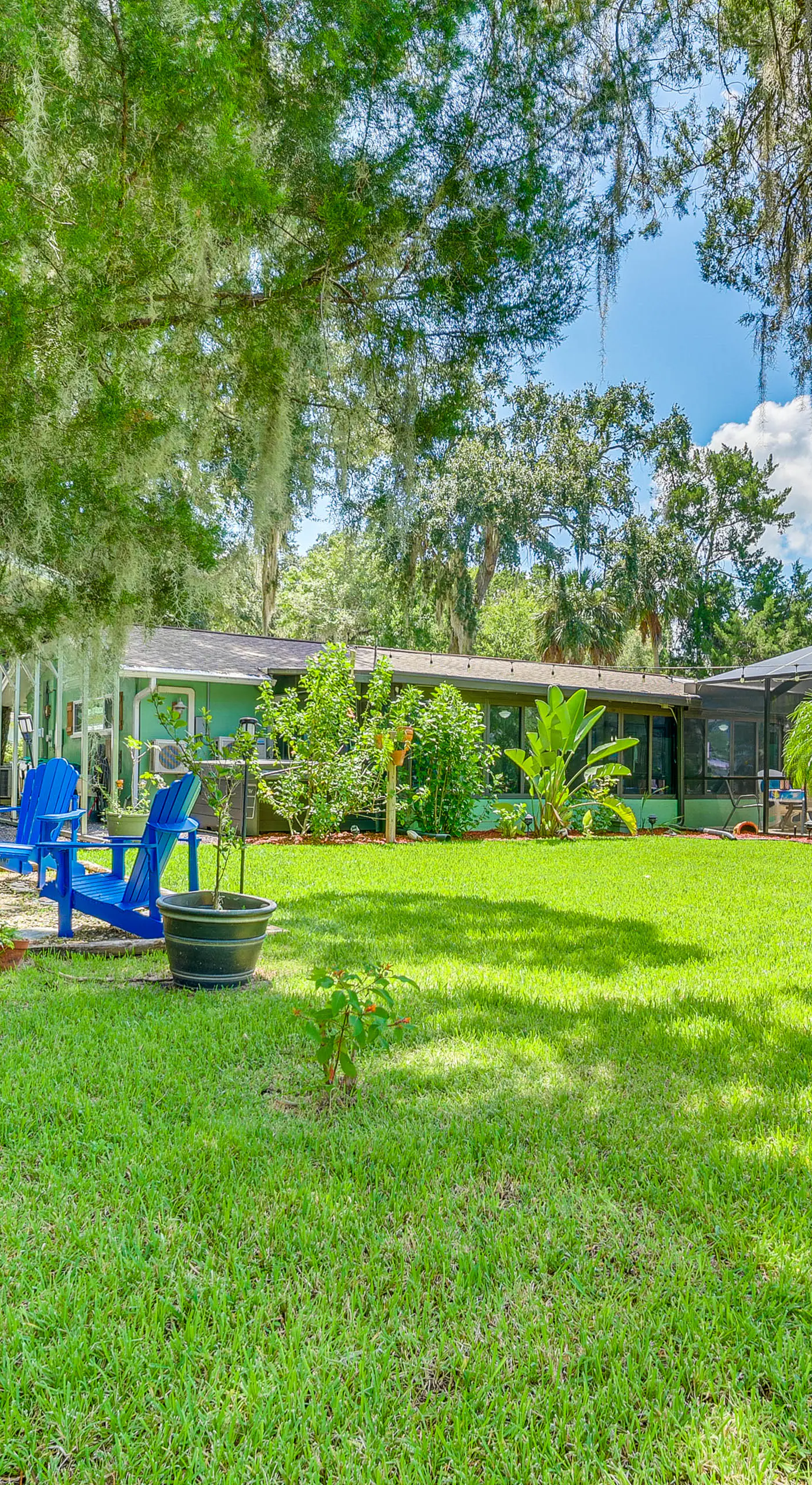 Canal-Front Outdoor Oasis: Home in Crystal Water
