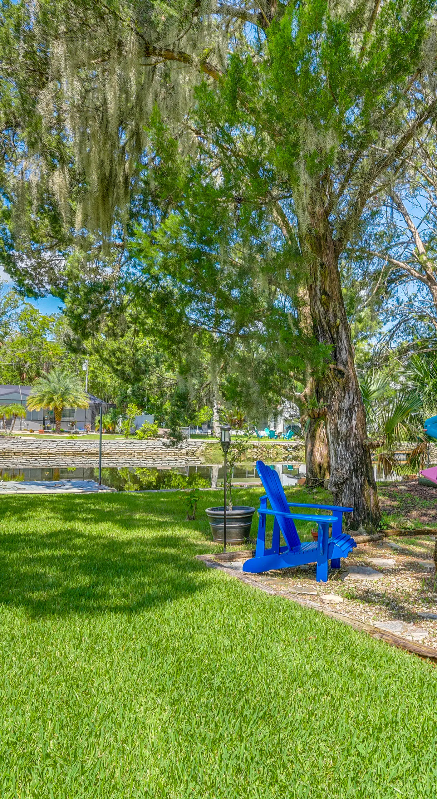 Canal-Front Outdoor Oasis: Home in Crystal Water