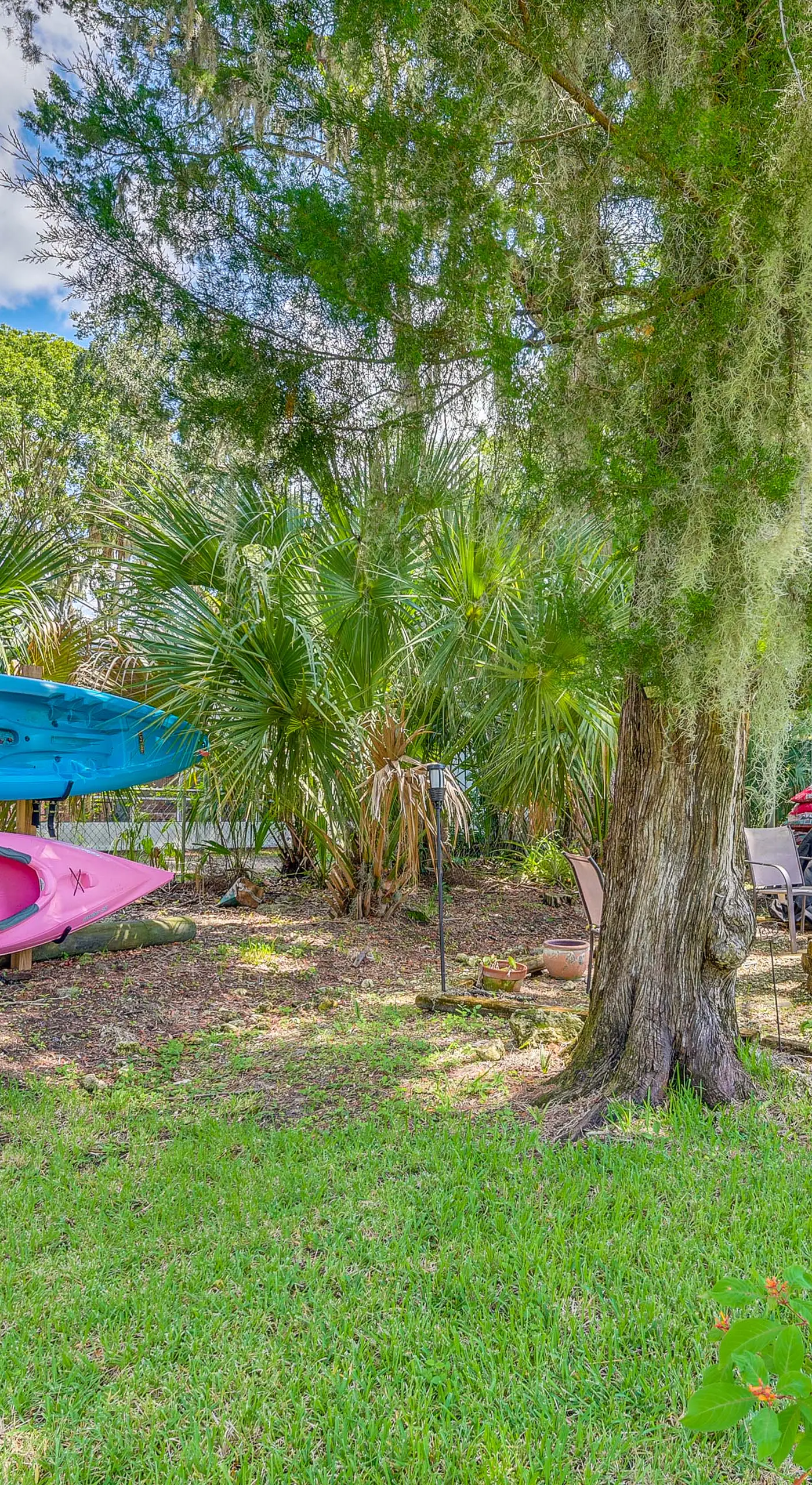 Canal-Front Outdoor Oasis: Home in Crystal Water