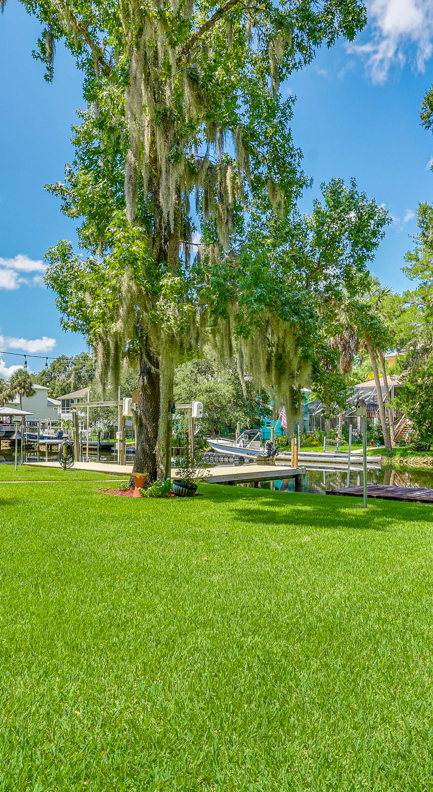 Canal-Front Outdoor Oasis: Home in Crystal Water