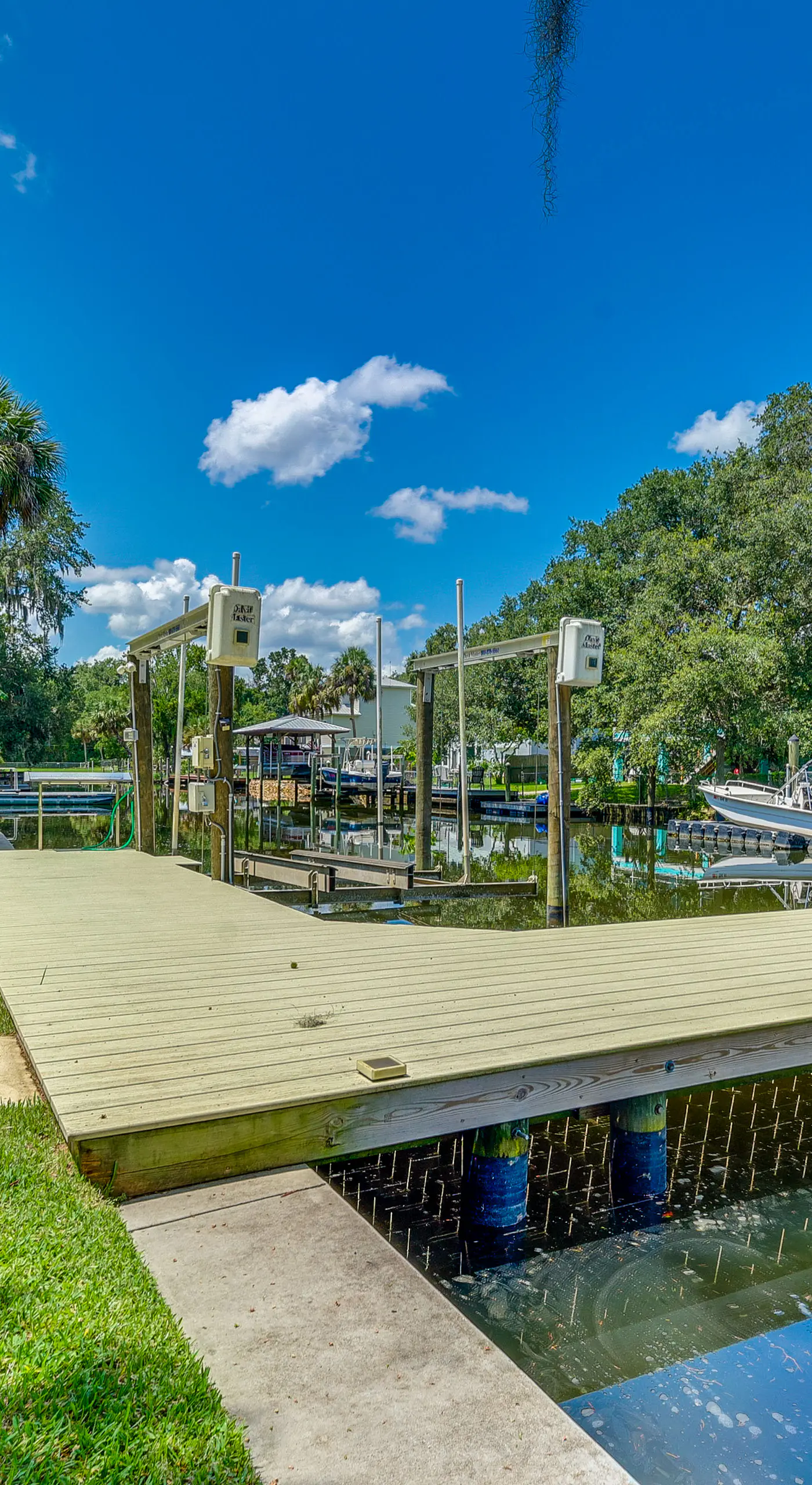 Canal-Front Outdoor Oasis: Home in Crystal Water