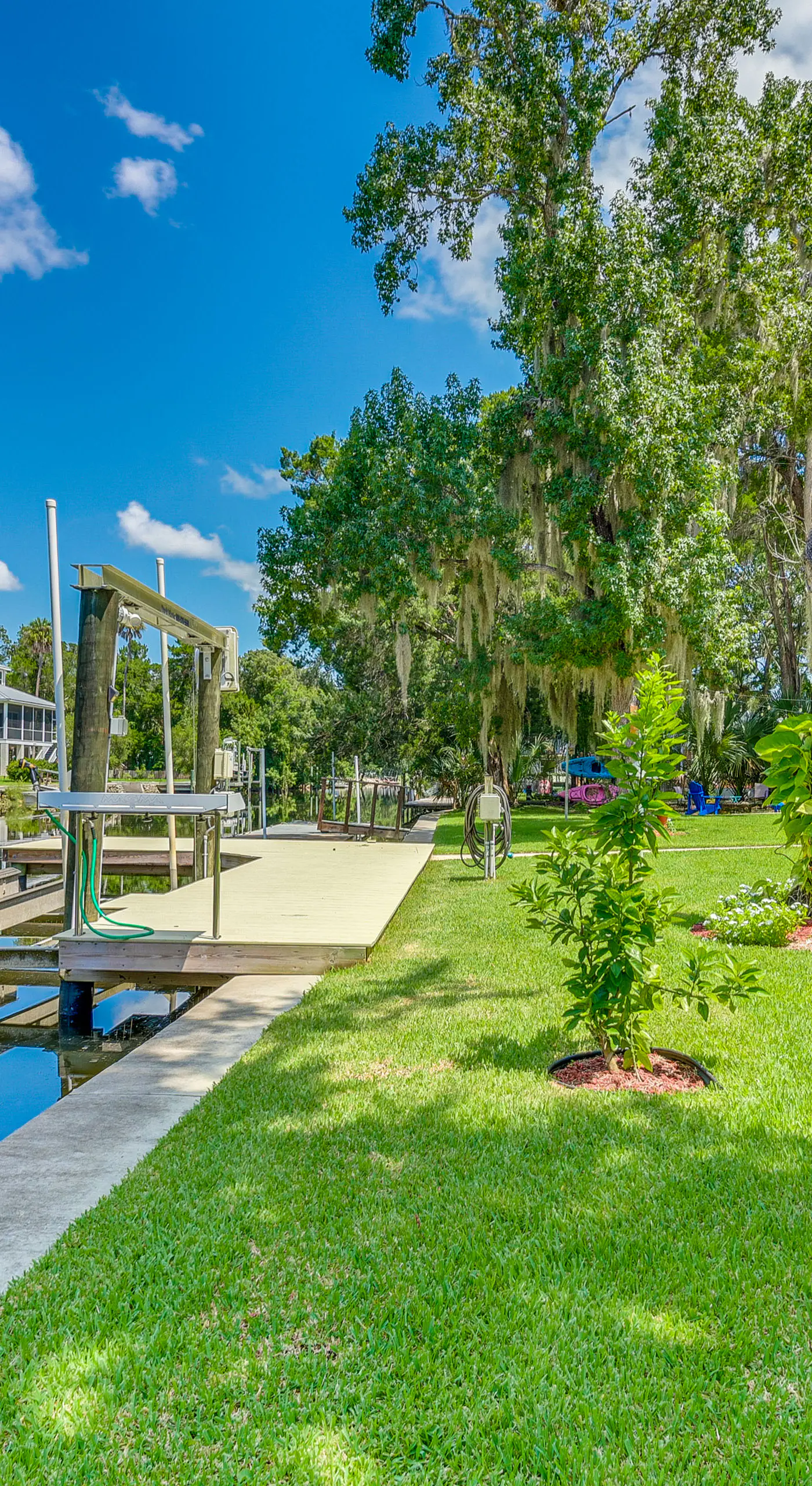 Canal-Front Outdoor Oasis: Home in Crystal Water