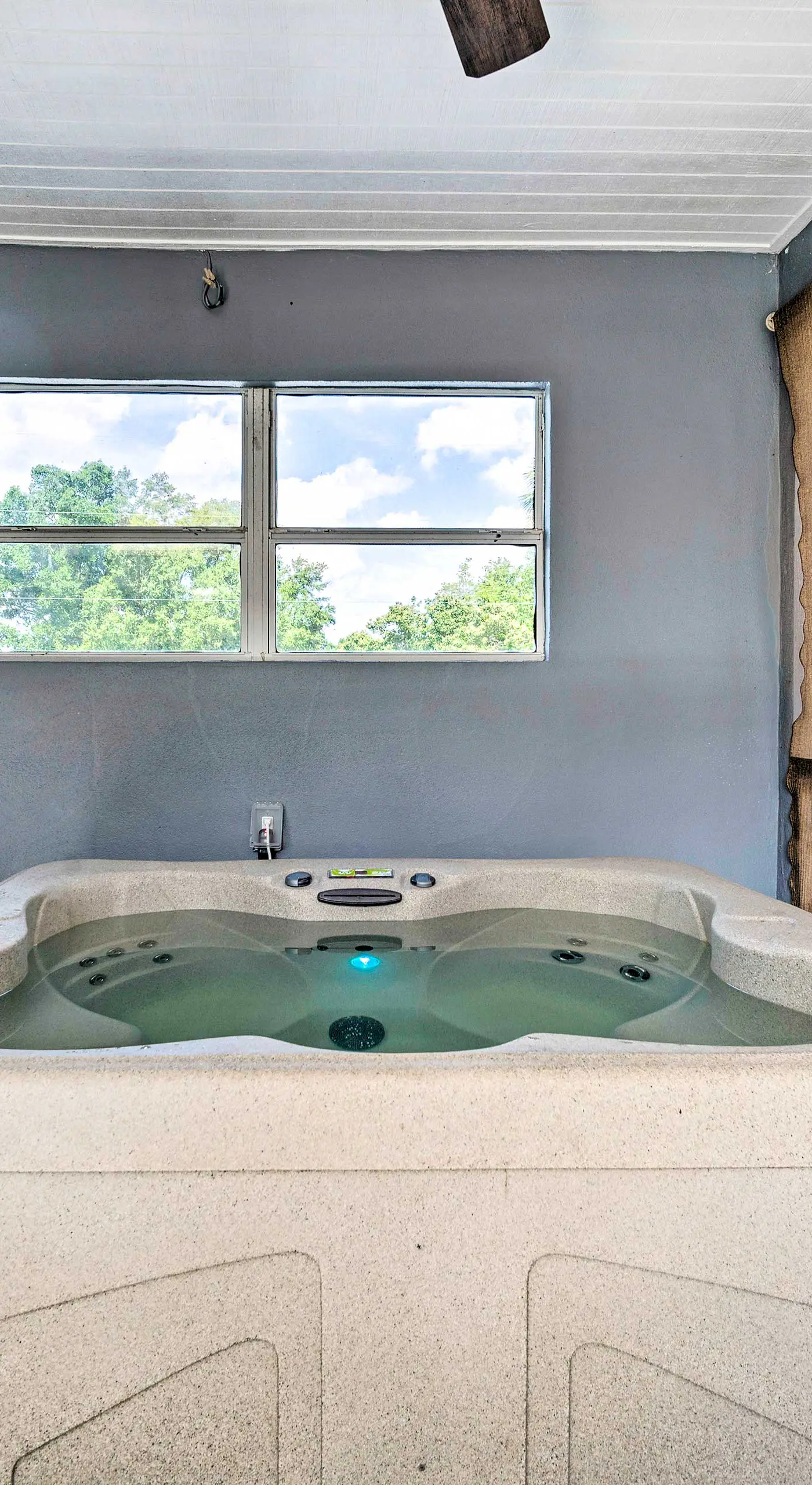 Hot Tub + Game Room: Crystal River Retreat!