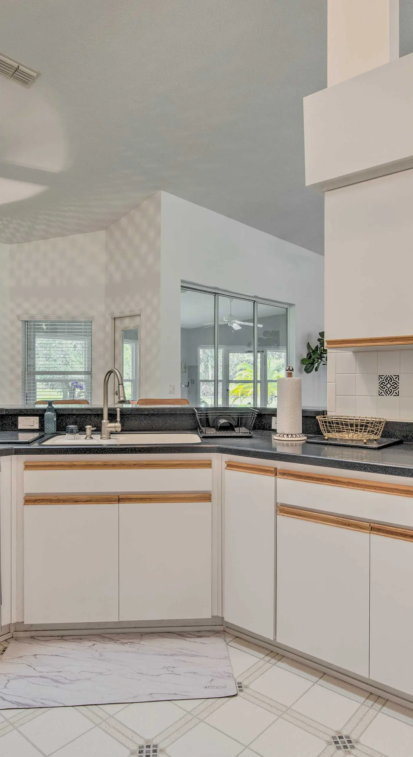 Crystal River Gem Near Three Sisters Springs!