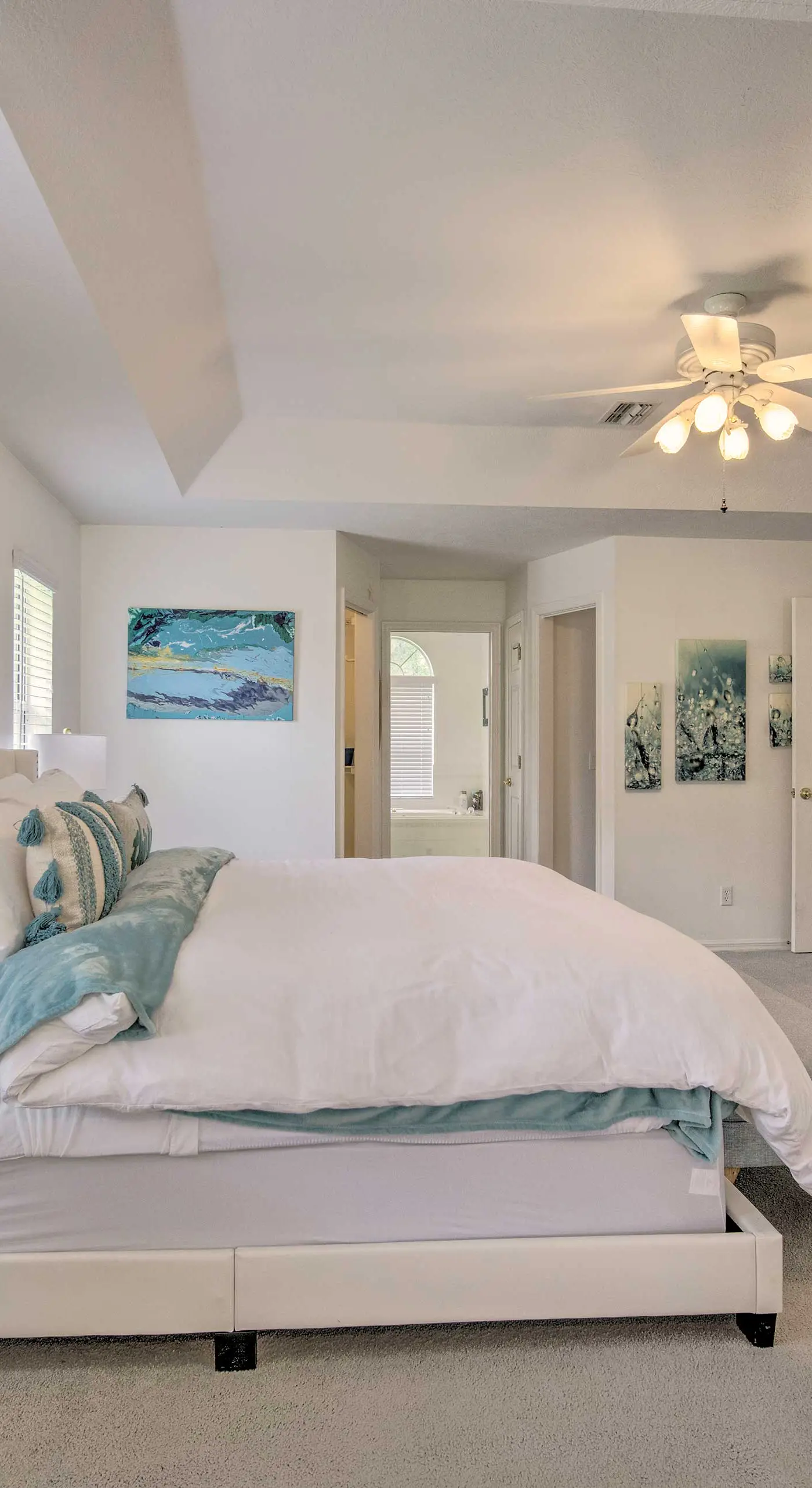 Crystal River Gem Near Three Sisters Springs!