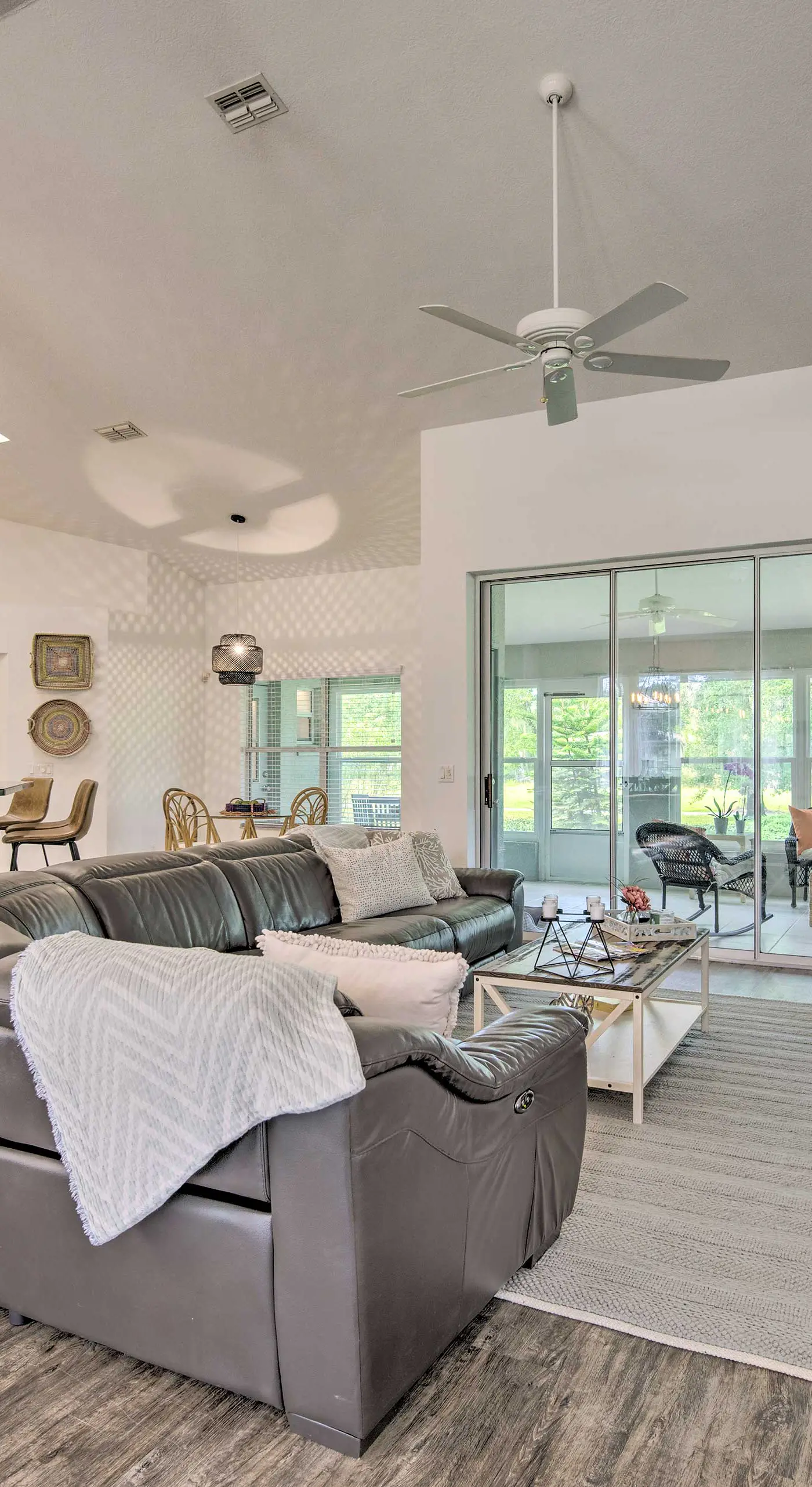 Crystal River Gem Near Three Sisters Springs!