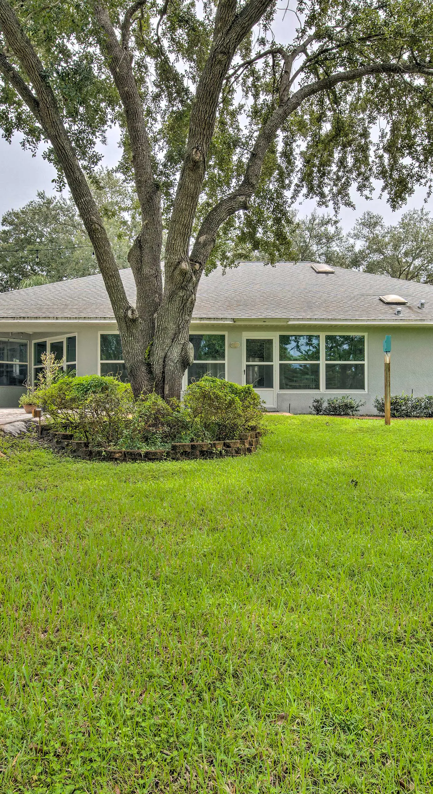 Crystal River Gem Near Three Sisters Springs!