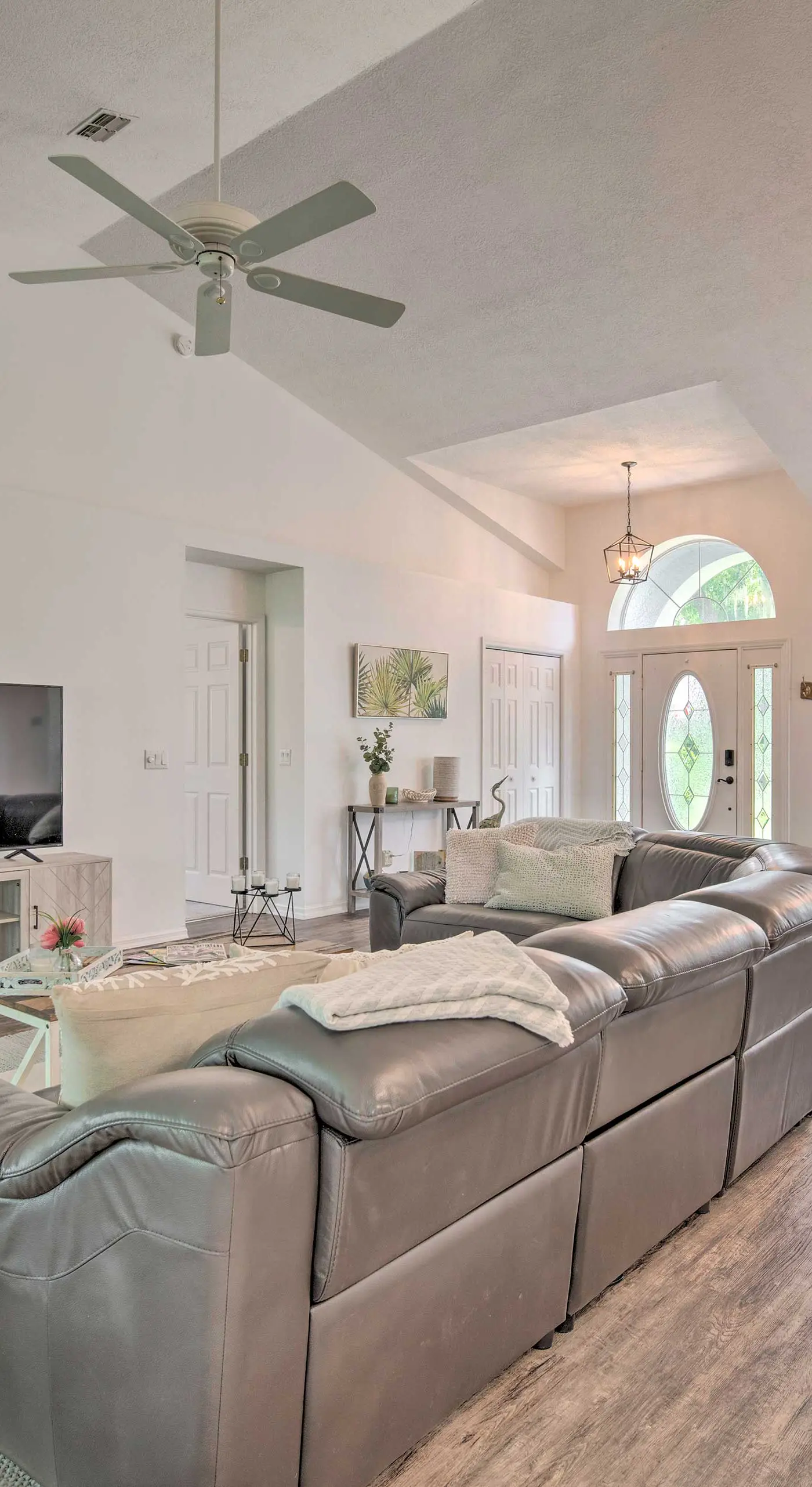 Crystal River Gem Near Three Sisters Springs!