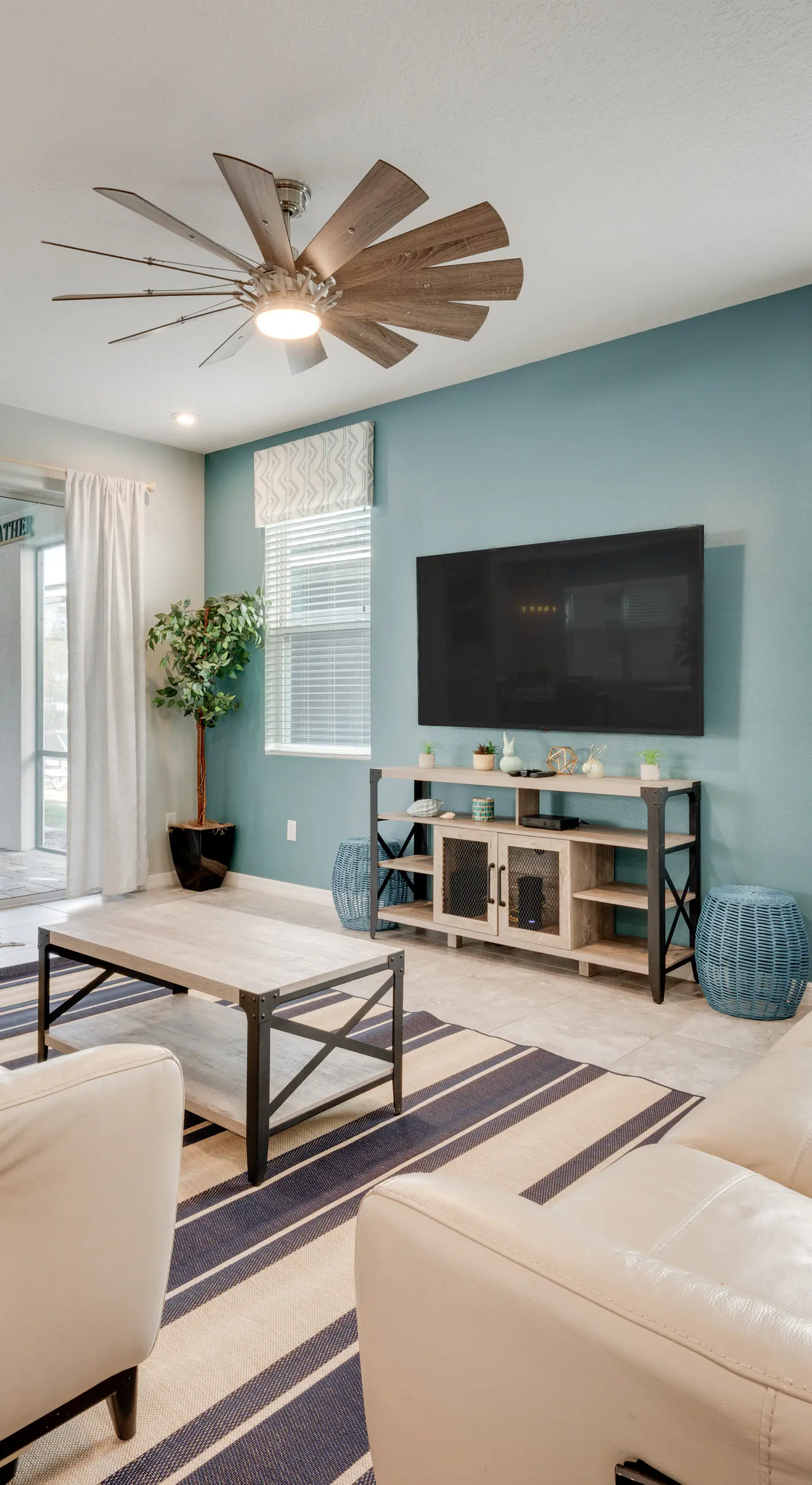14 Mi to WDW: Family-Friendly Home w/ Movie Room!