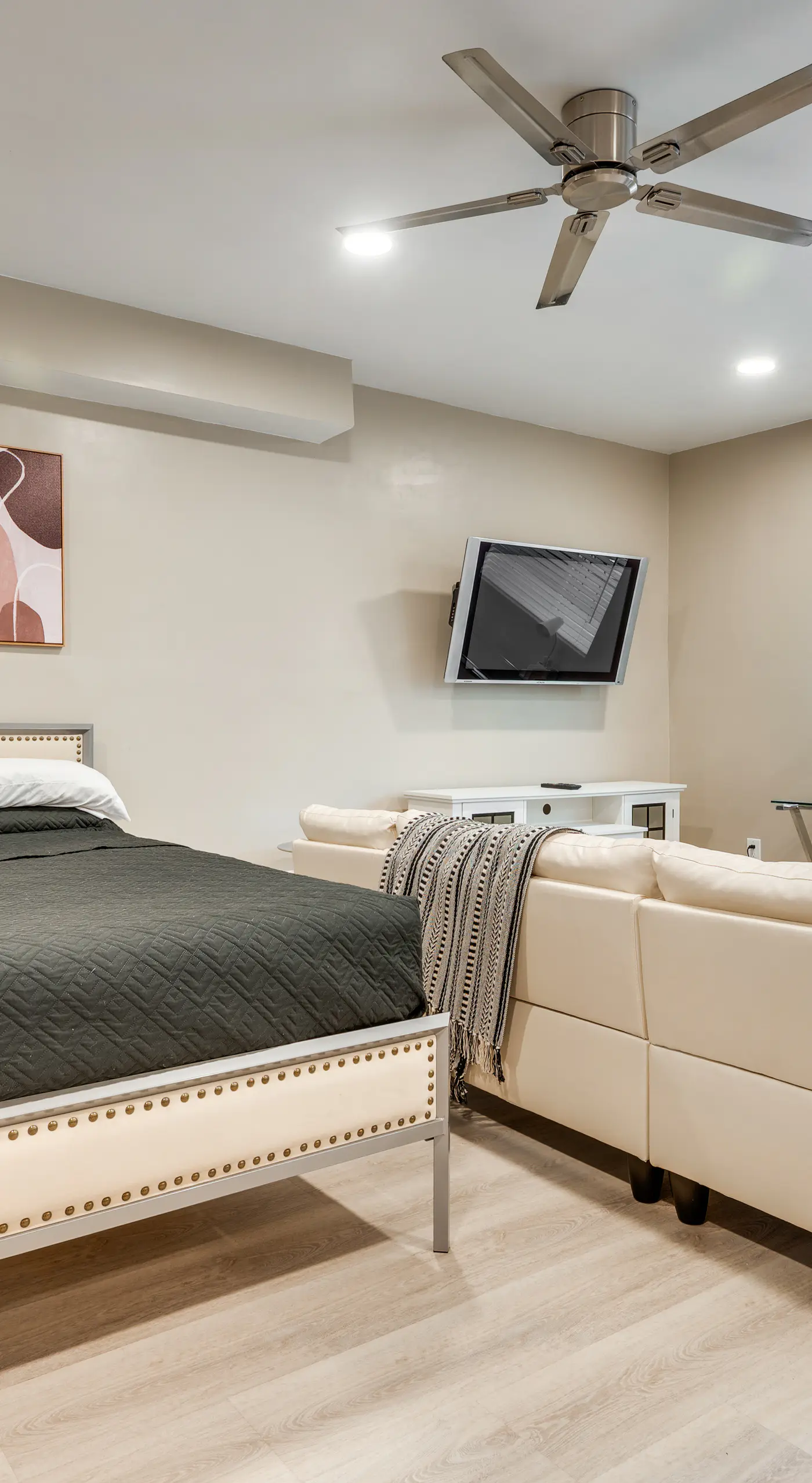 4 Mi to Hollywood: Mid-Wilshire Couple's Retreat