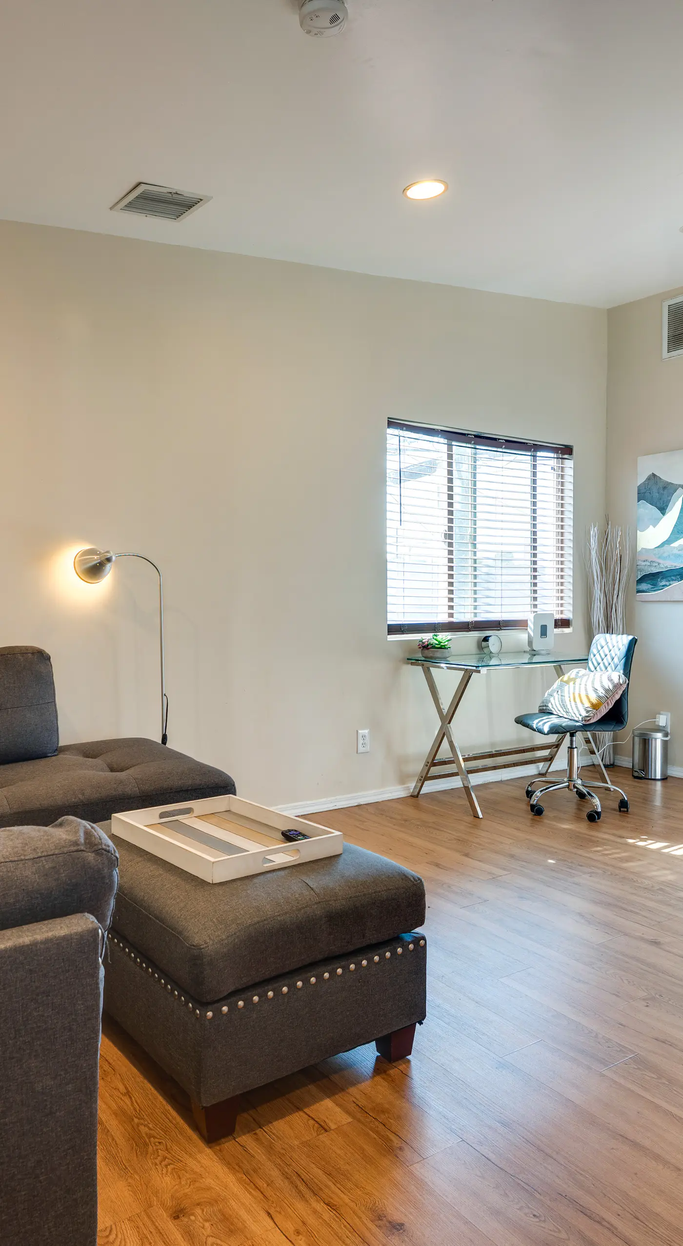 9 Mi to Airport: WFH-Friendly Apt in Los Angeles!