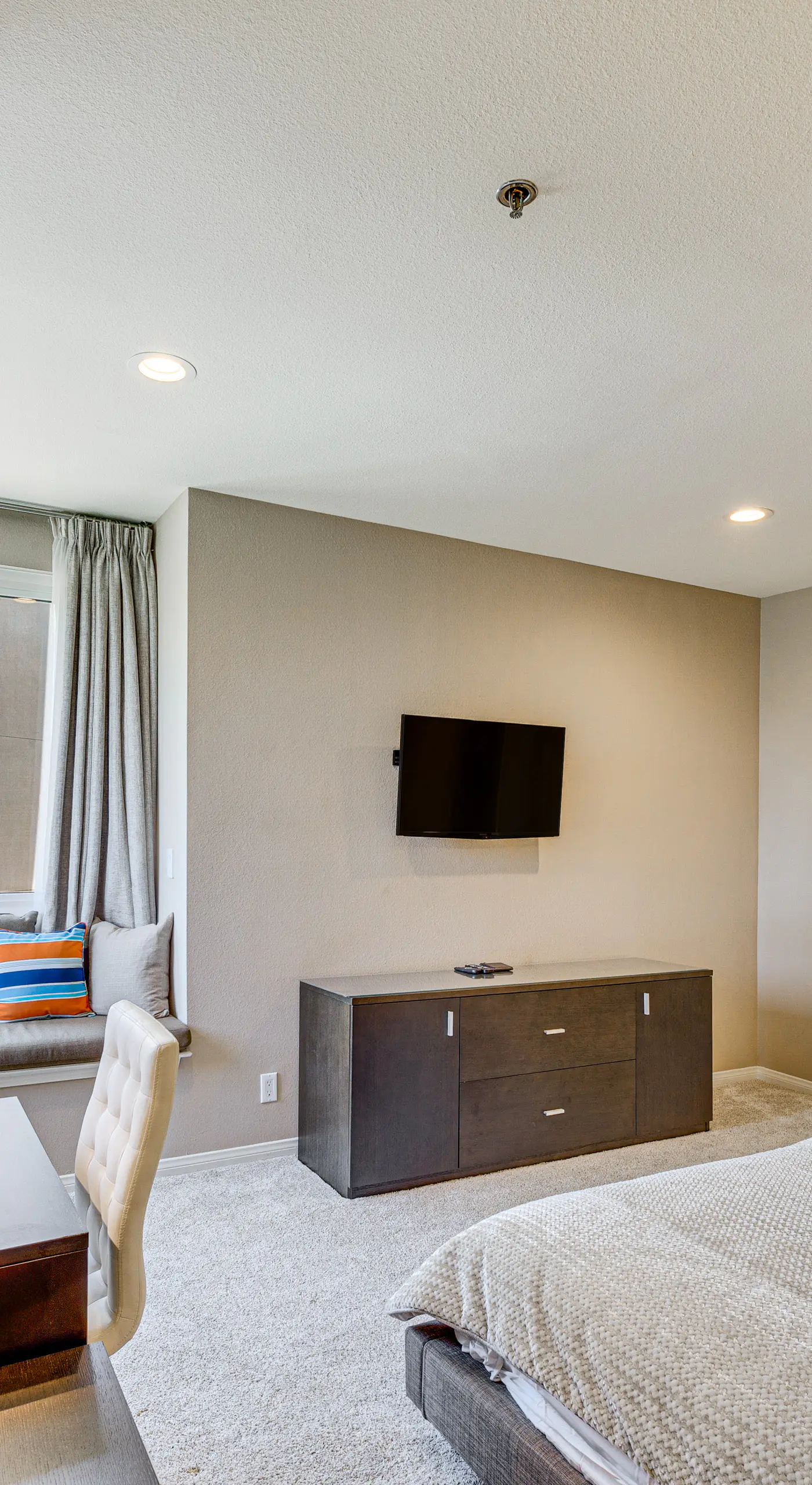 2 Mi to Hollywood: Condo w/ Pool & Hot Tub Access