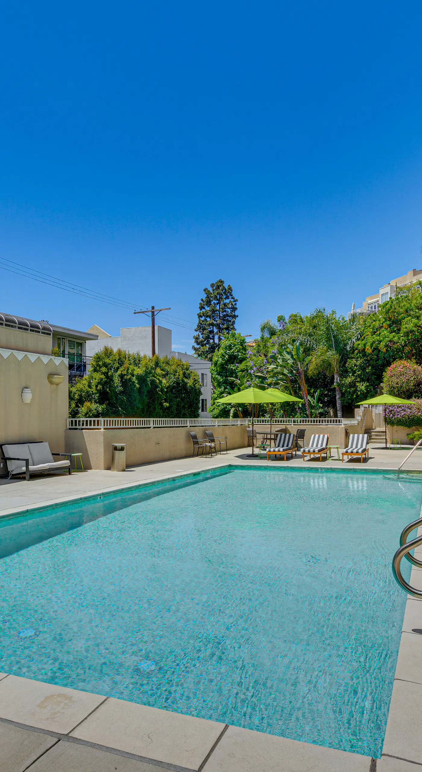2 Mi to Hollywood: Condo w/ Pool & Hot Tub Access
