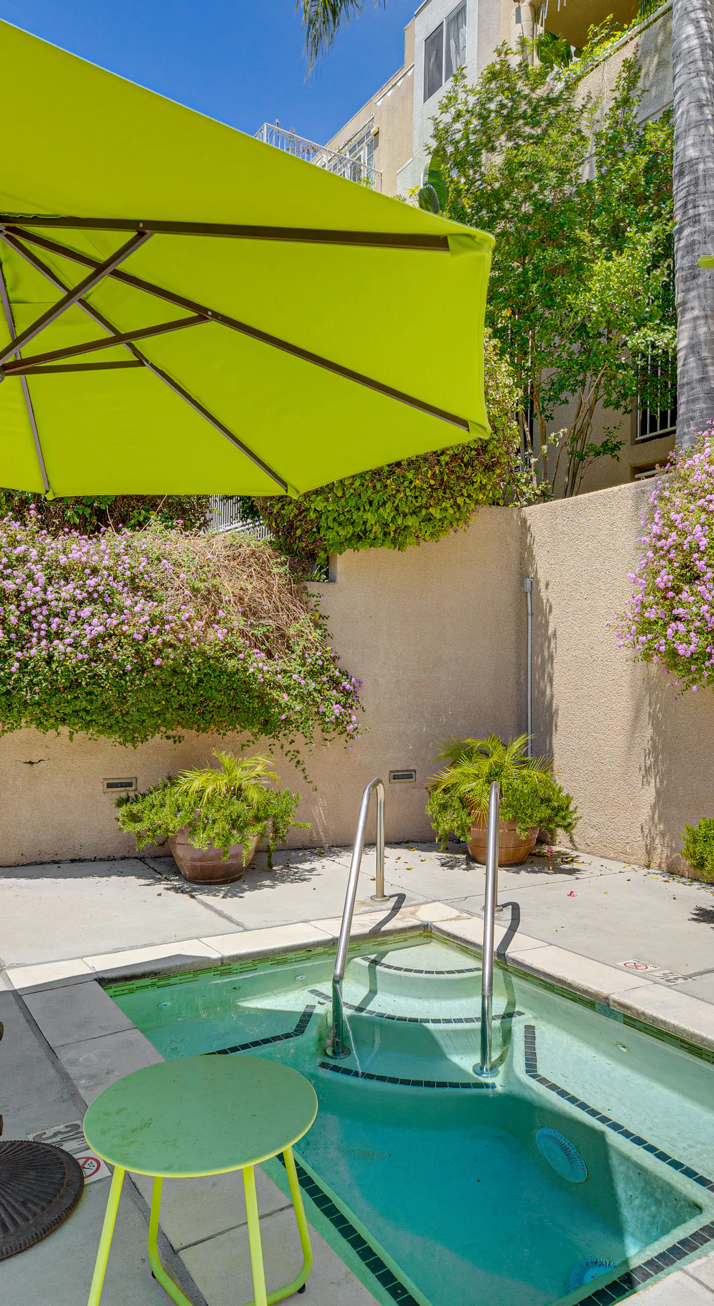 2 Mi to Hollywood: Condo w/ Pool & Hot Tub Access