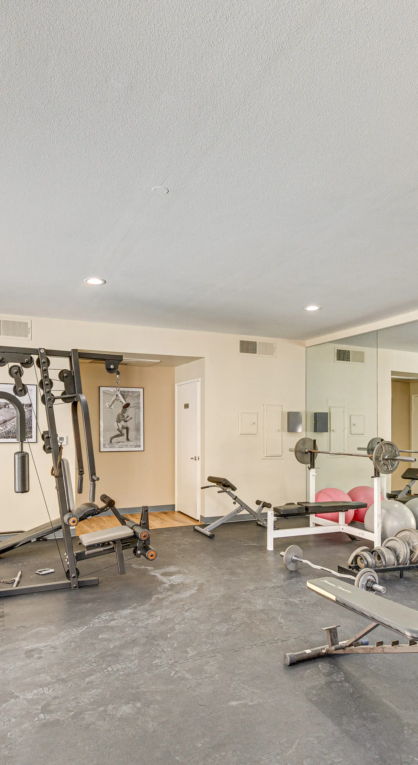 2 Mi to Hollywood: Condo w/ Pool & Hot Tub Access