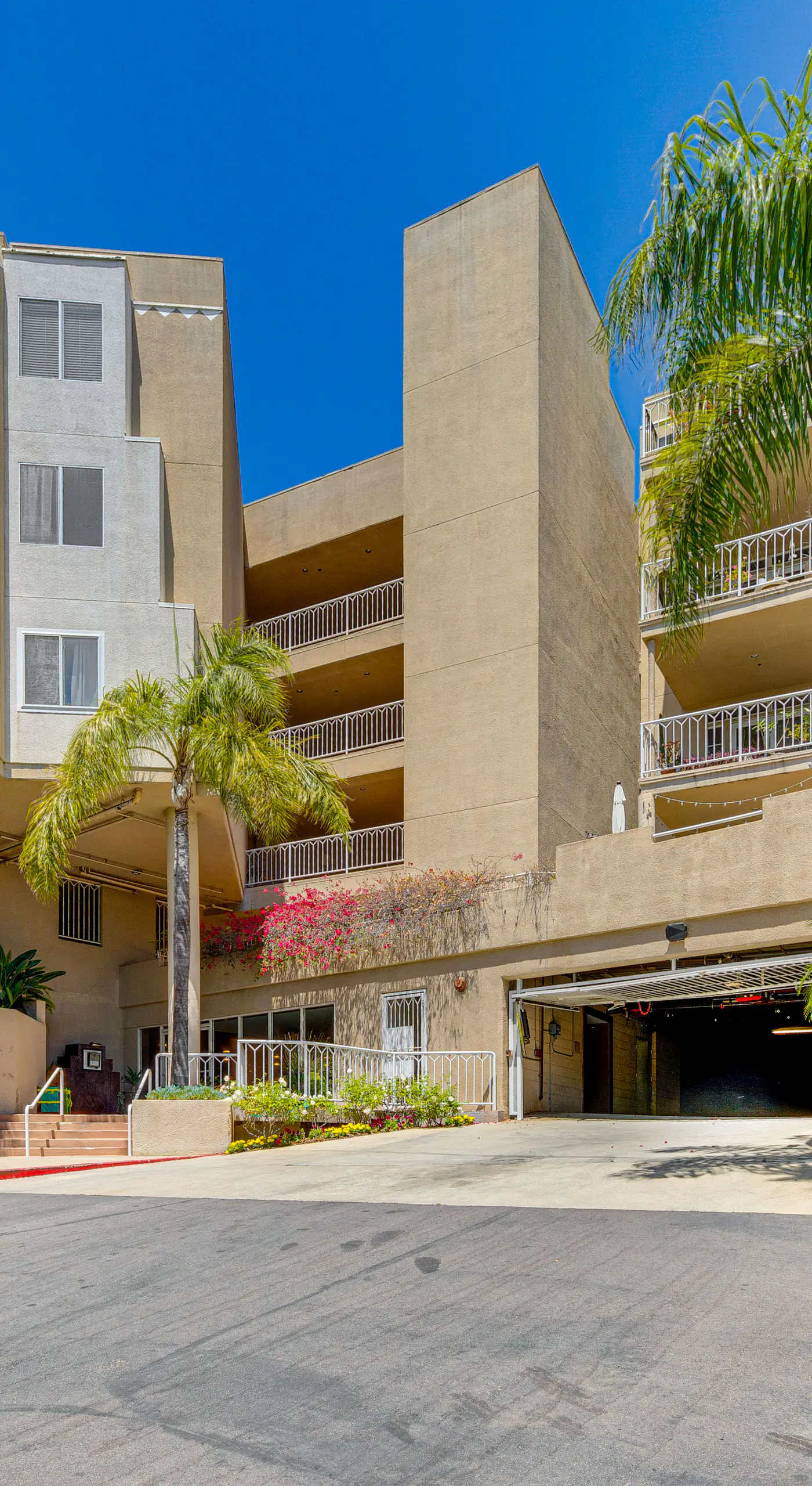 2 Mi to Hollywood: Condo w/ Pool & Hot Tub Access