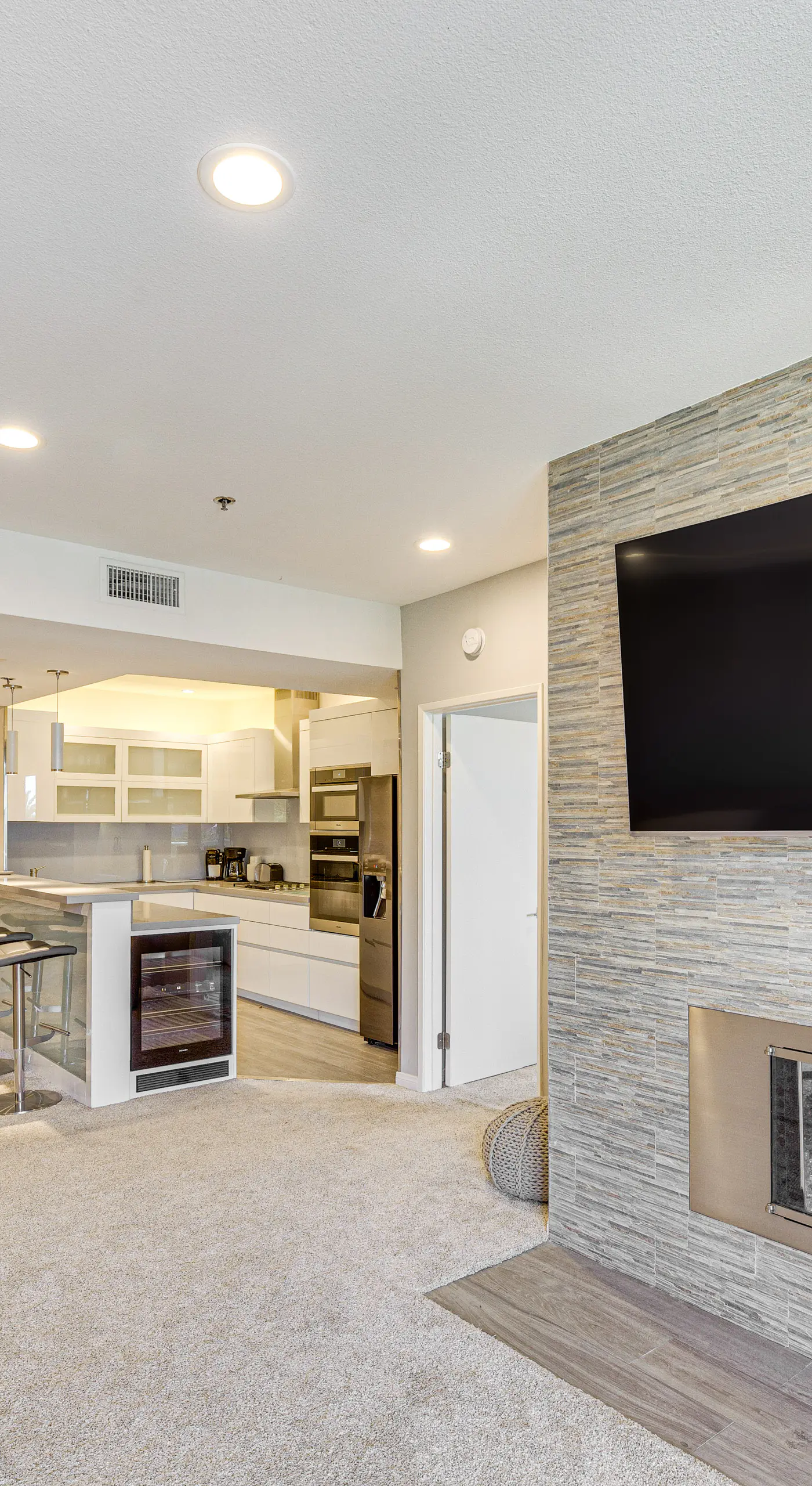2 Mi to Hollywood: Condo w/ Pool & Hot Tub Access