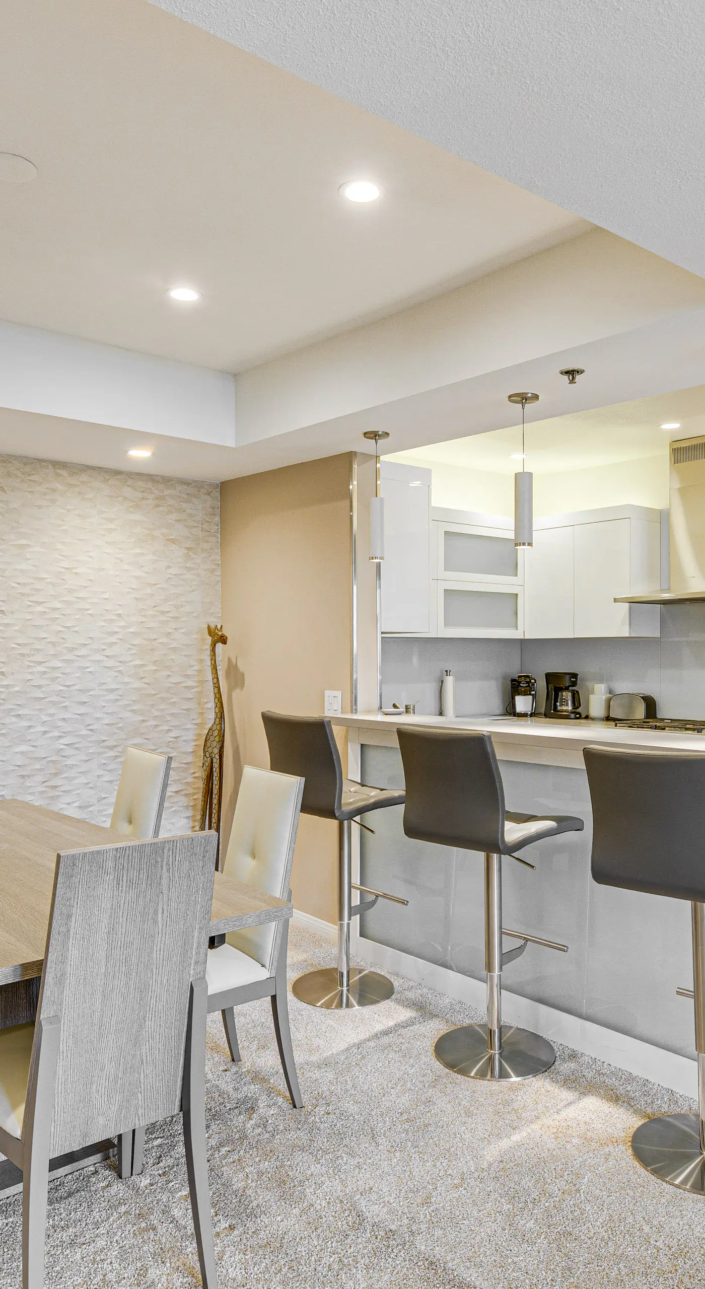2 Mi to Hollywood: Condo w/ Pool & Hot Tub Access