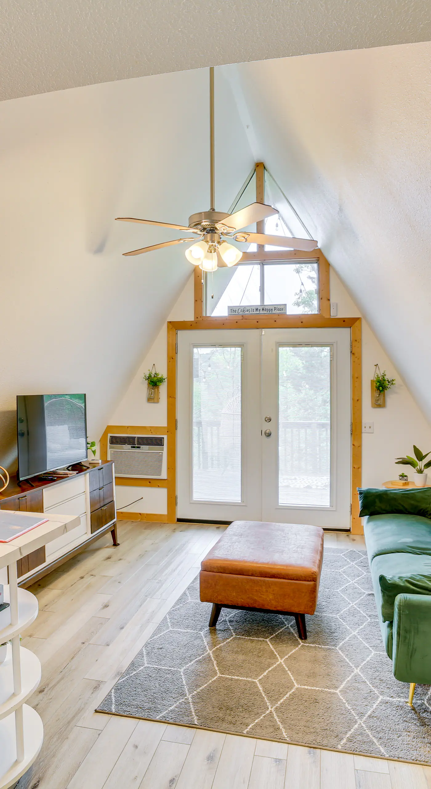 Cozy Cabin w/ Fire Pit: Walk to Lake Taneycomo!