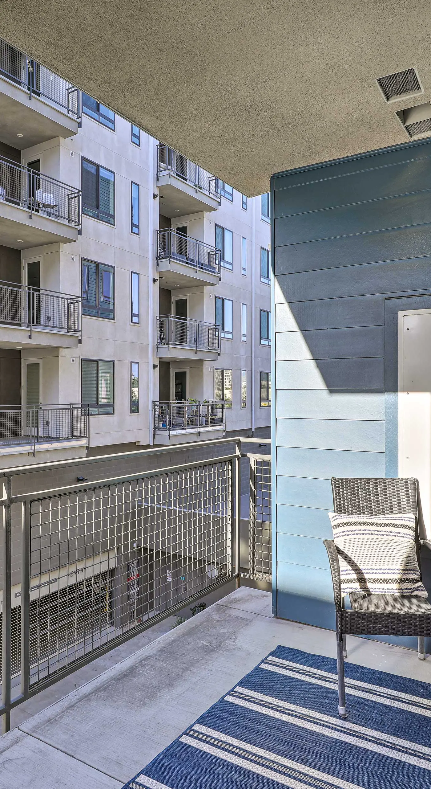 Modern Irvine Condo w/ Pool - 7 Mi to Beach!