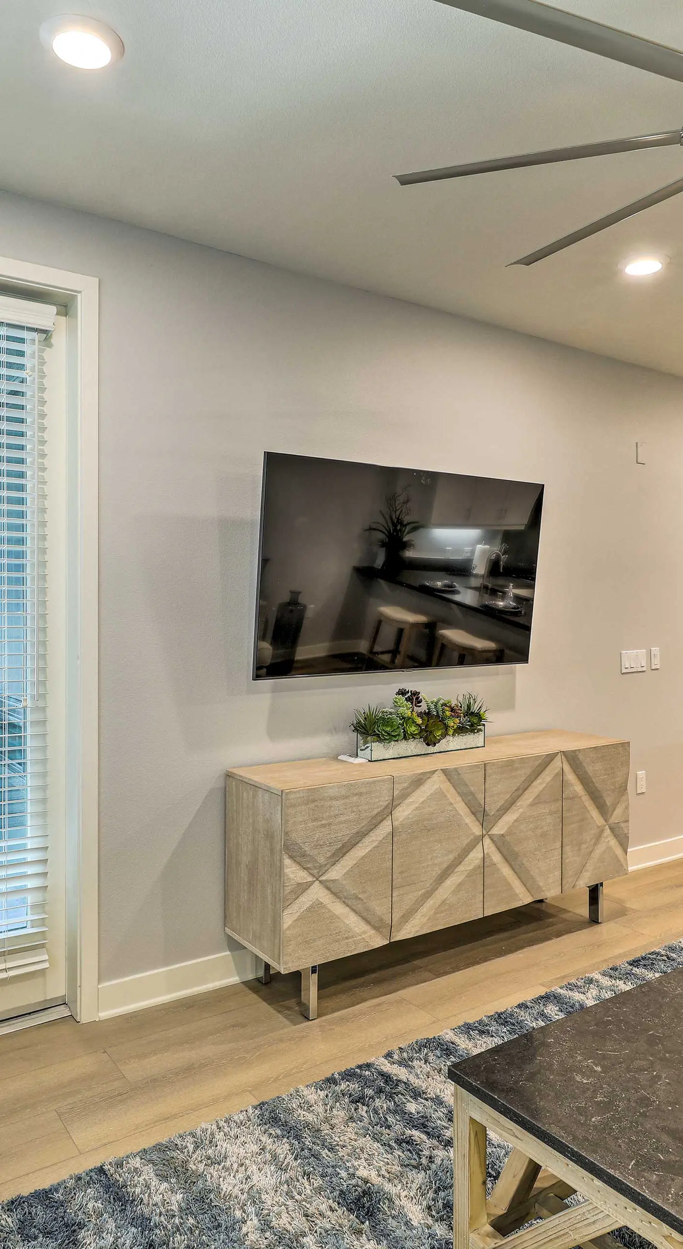 Modern Irvine Condo w/ Pool - 7 Mi to Beach!