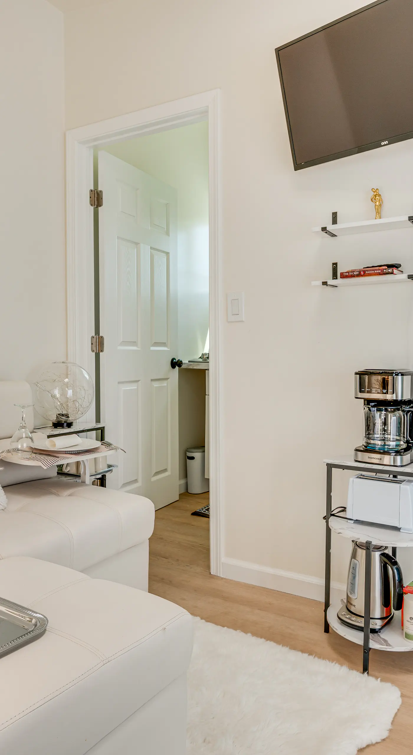 Walkable Location: Single-Story Van Nuys Apartment