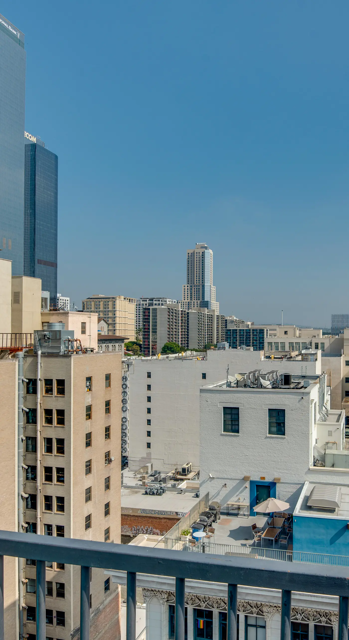 Rooftop Pool & City Views! Long-Term Dtwn LA Stay