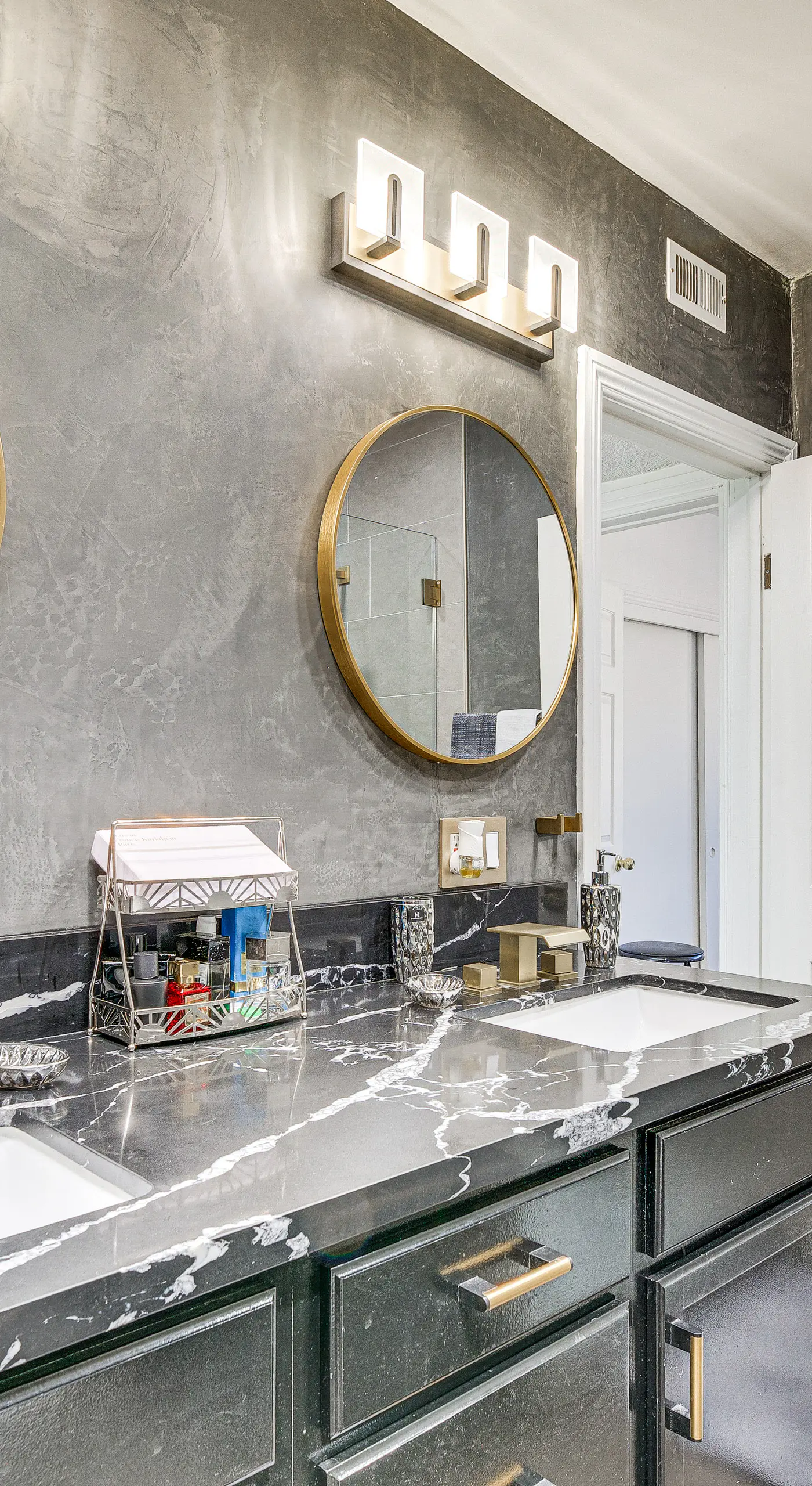 Los Angeles Townhome: Off-Street Parking & Balcony