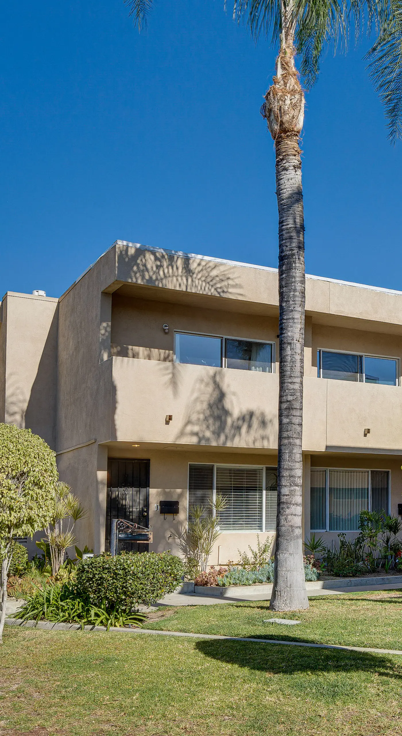Los Angeles Townhome: Off-Street Parking & Balcony