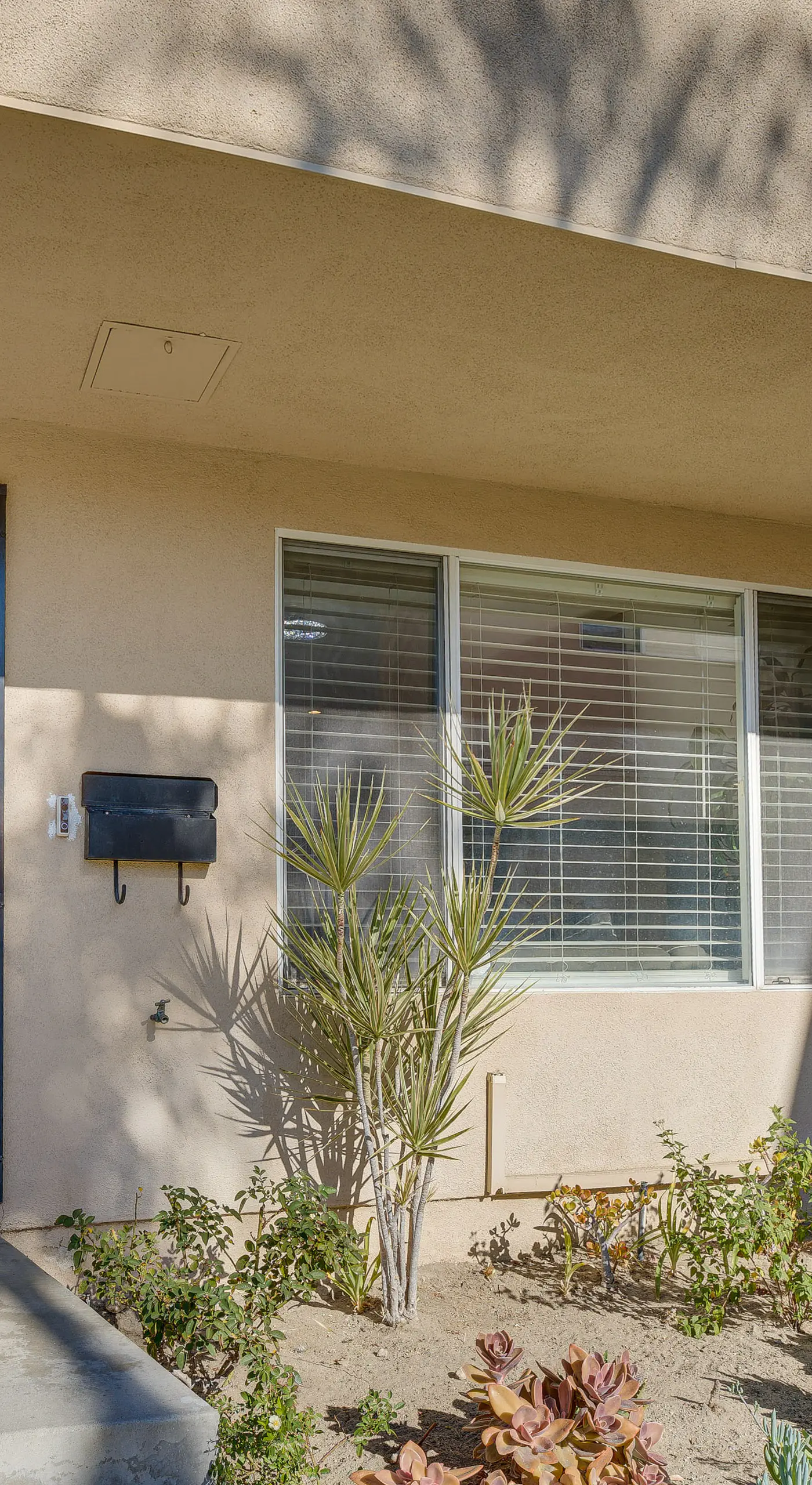Los Angeles Townhome: Off-Street Parking & Balcony